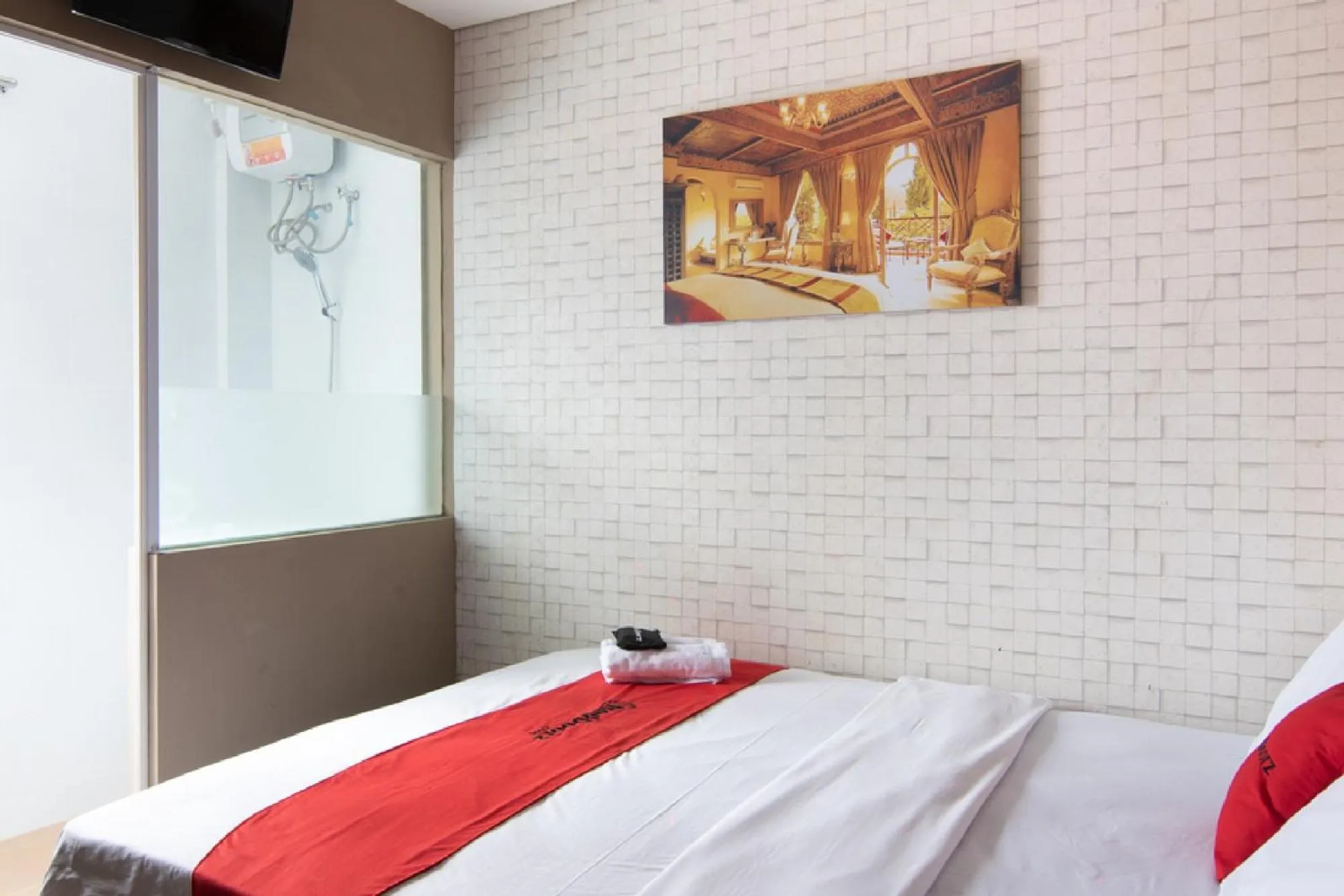 Photo of the whole room, Bed in RedDoorz Plus near Hayam Wuruk 2