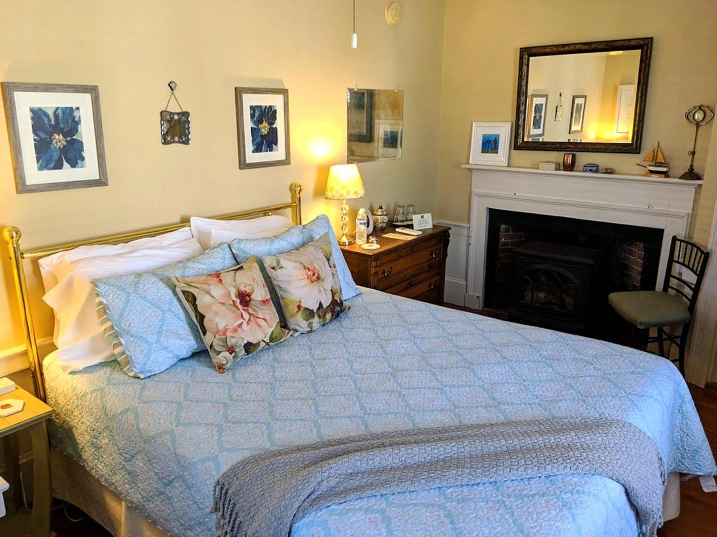 Photo of the whole room, Bed in Elms of Camden