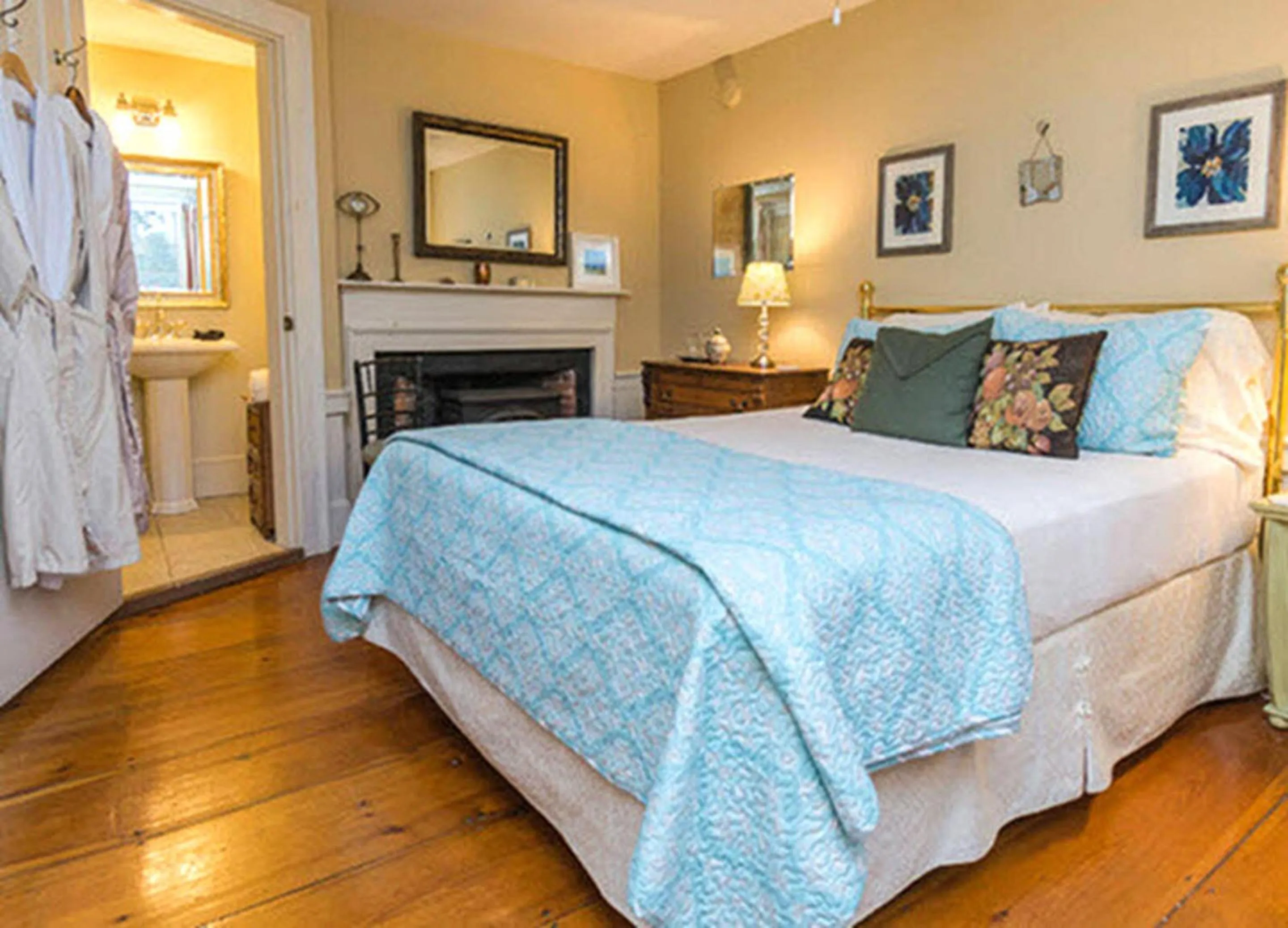 Photo of the whole room, Bed in Elms of Camden