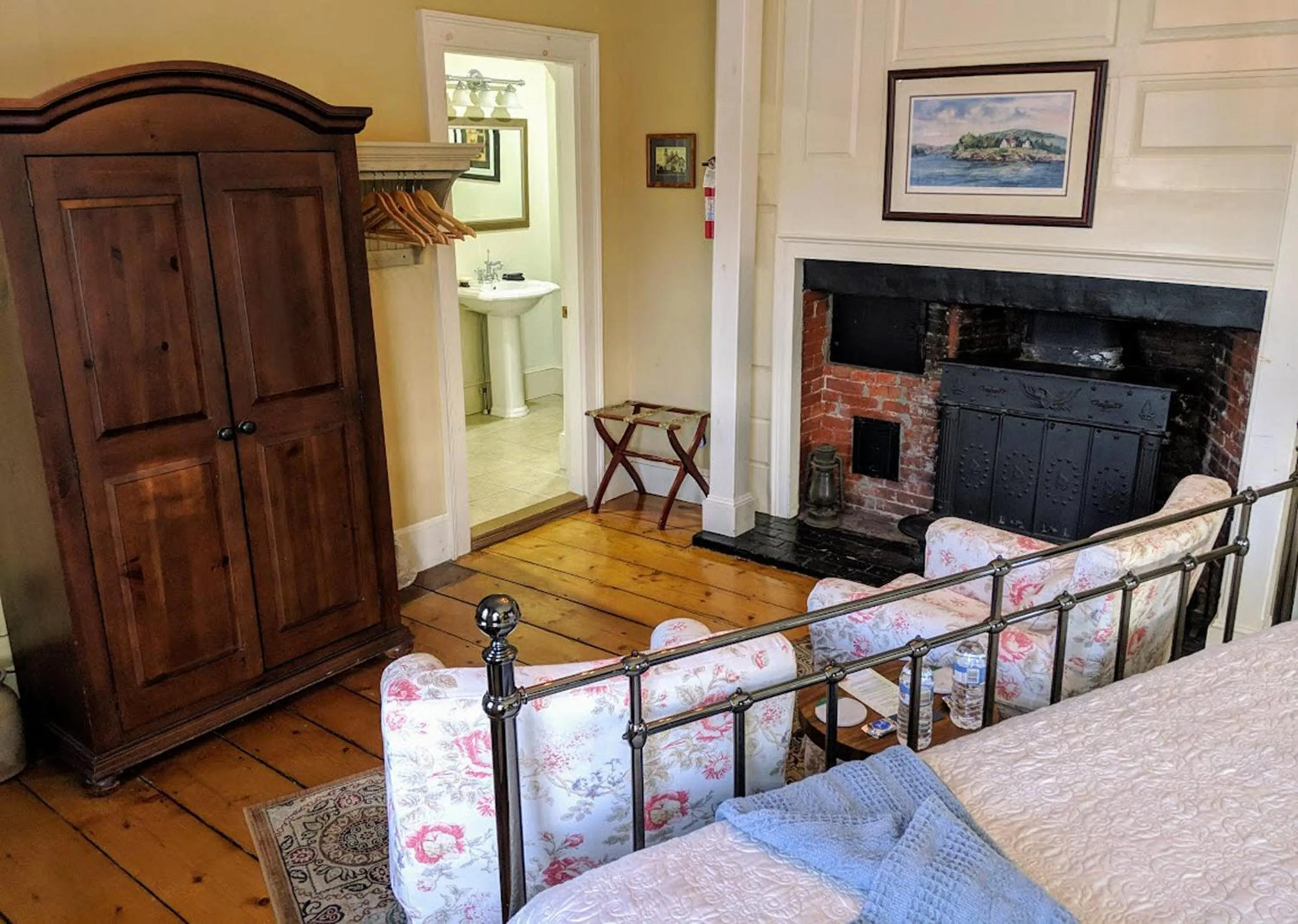 Photo of the whole room in Elms of Camden