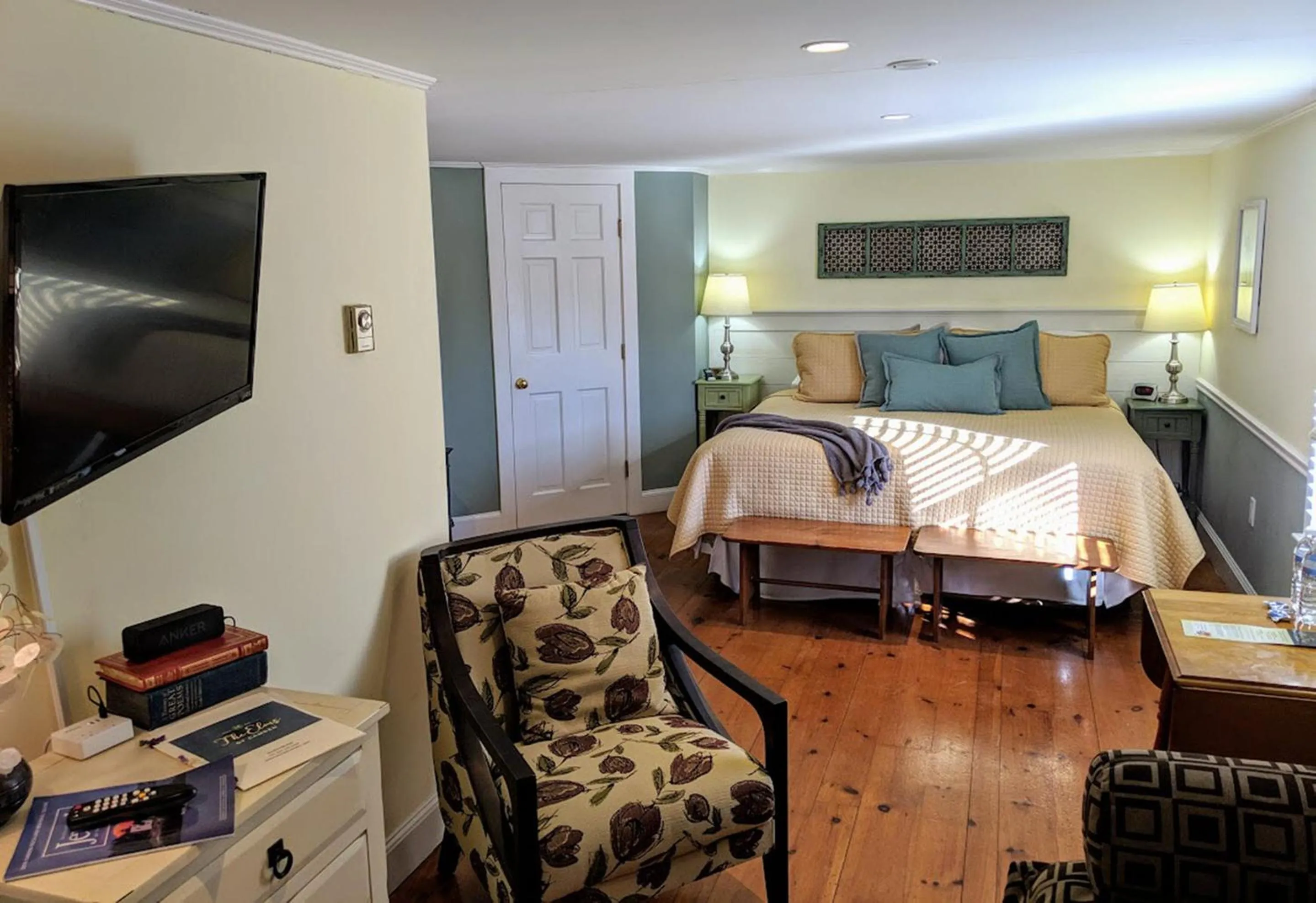 Photo of the whole room, Bed in Elms of Camden