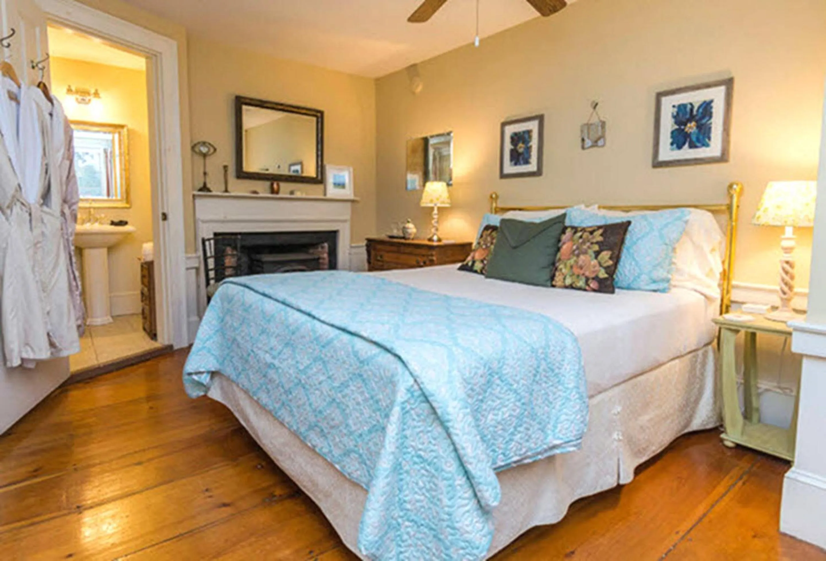 Photo of the whole room, Bed in Elms of Camden