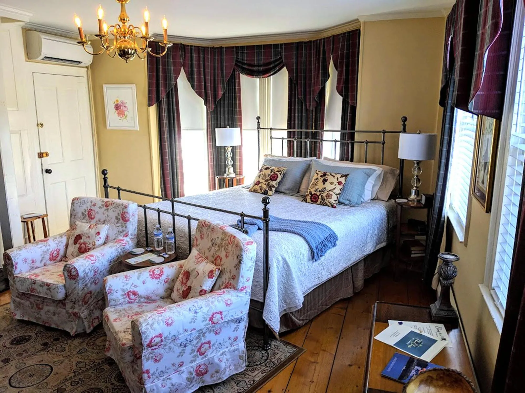 Photo of the whole room, Bed in Elms of Camden