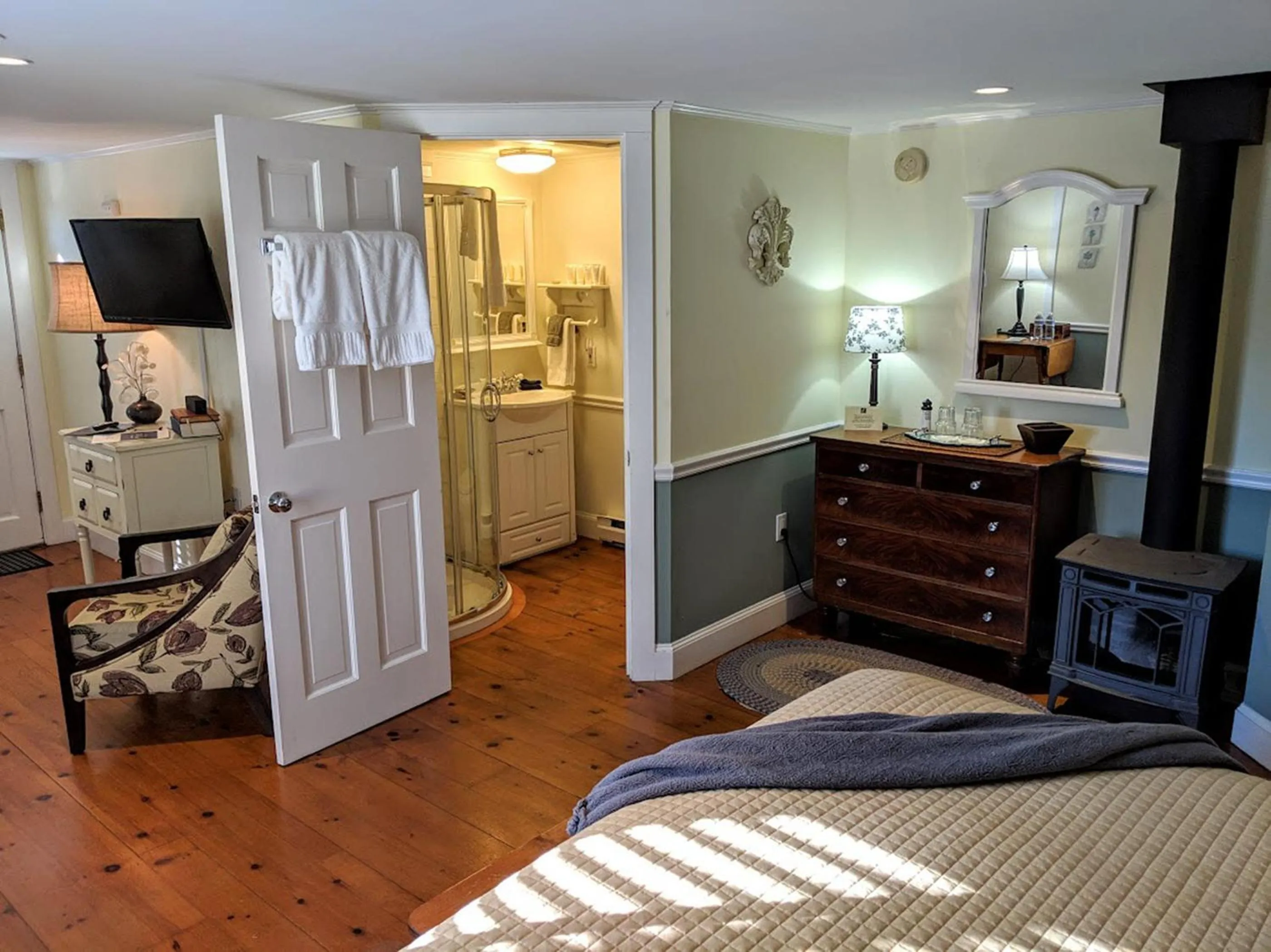 Photo of the whole room, Bed in Elms of Camden