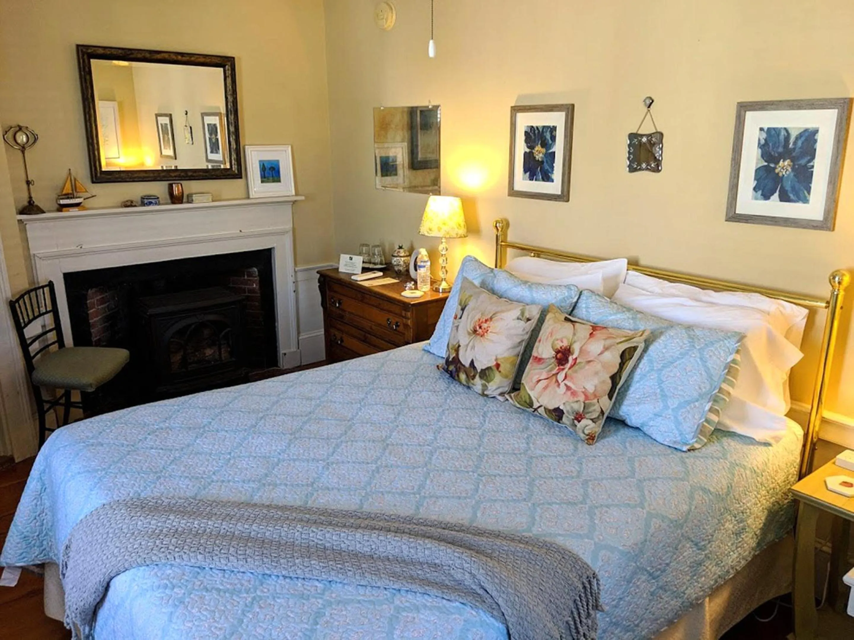 Photo of the whole room, Bed in Elms of Camden