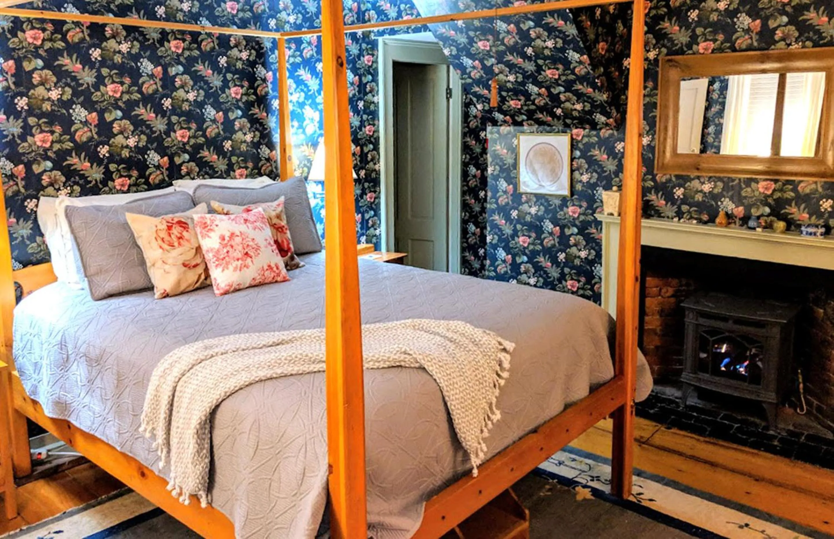 Photo of the whole room, Bed in Elms of Camden