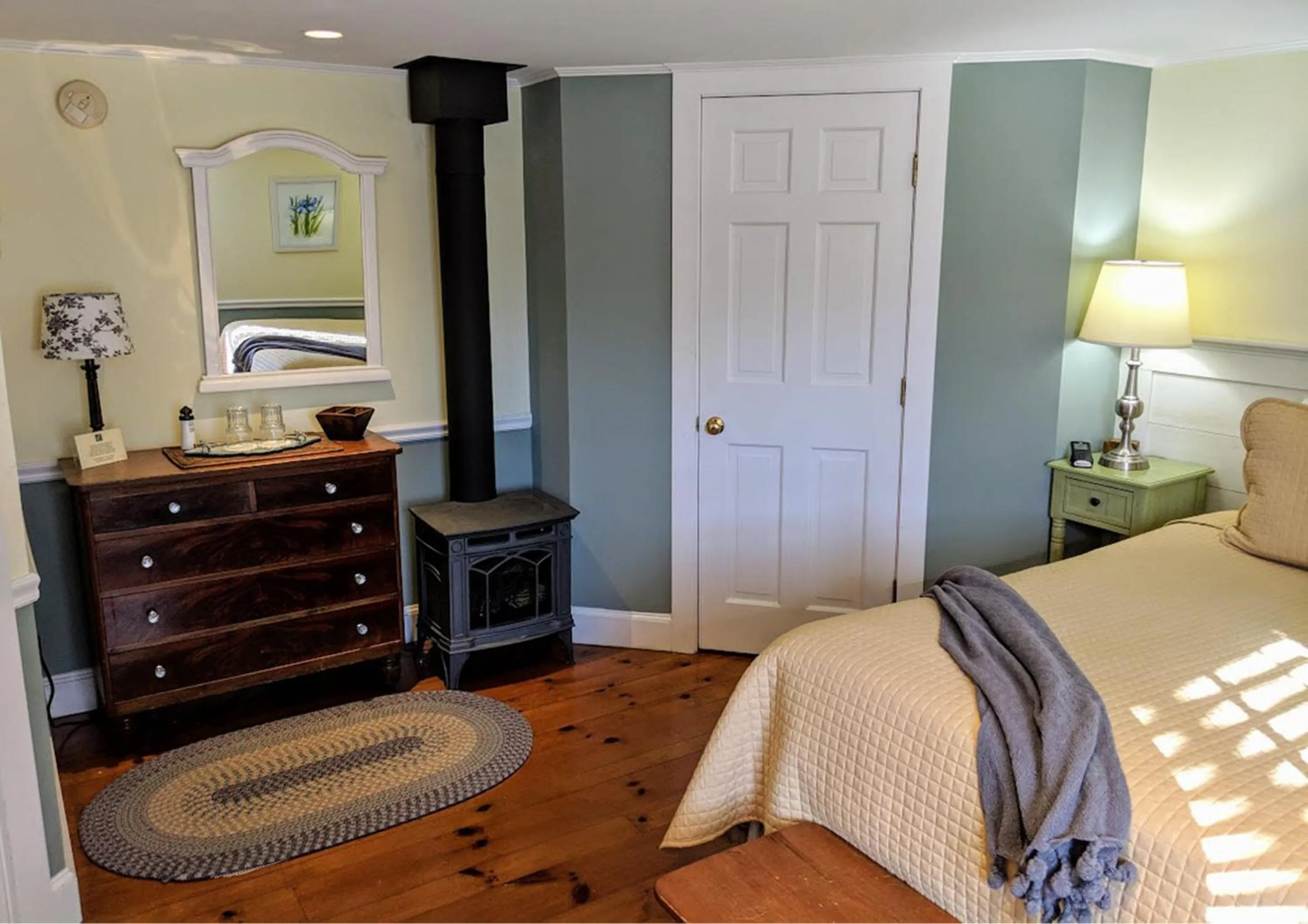 Photo of the whole room, Bed in Elms of Camden