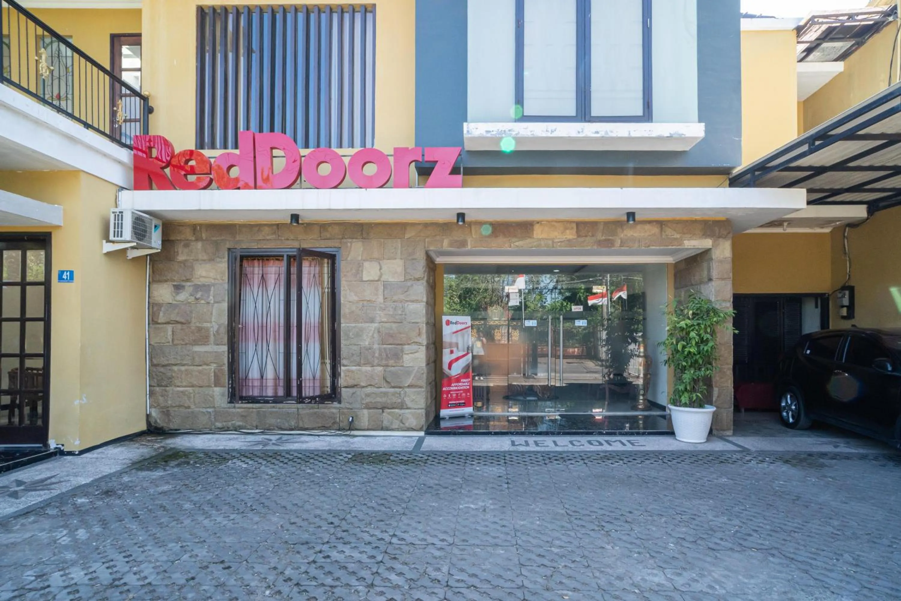 Property logo or sign in RedDoorz Syariah near Marvel City Mall 2