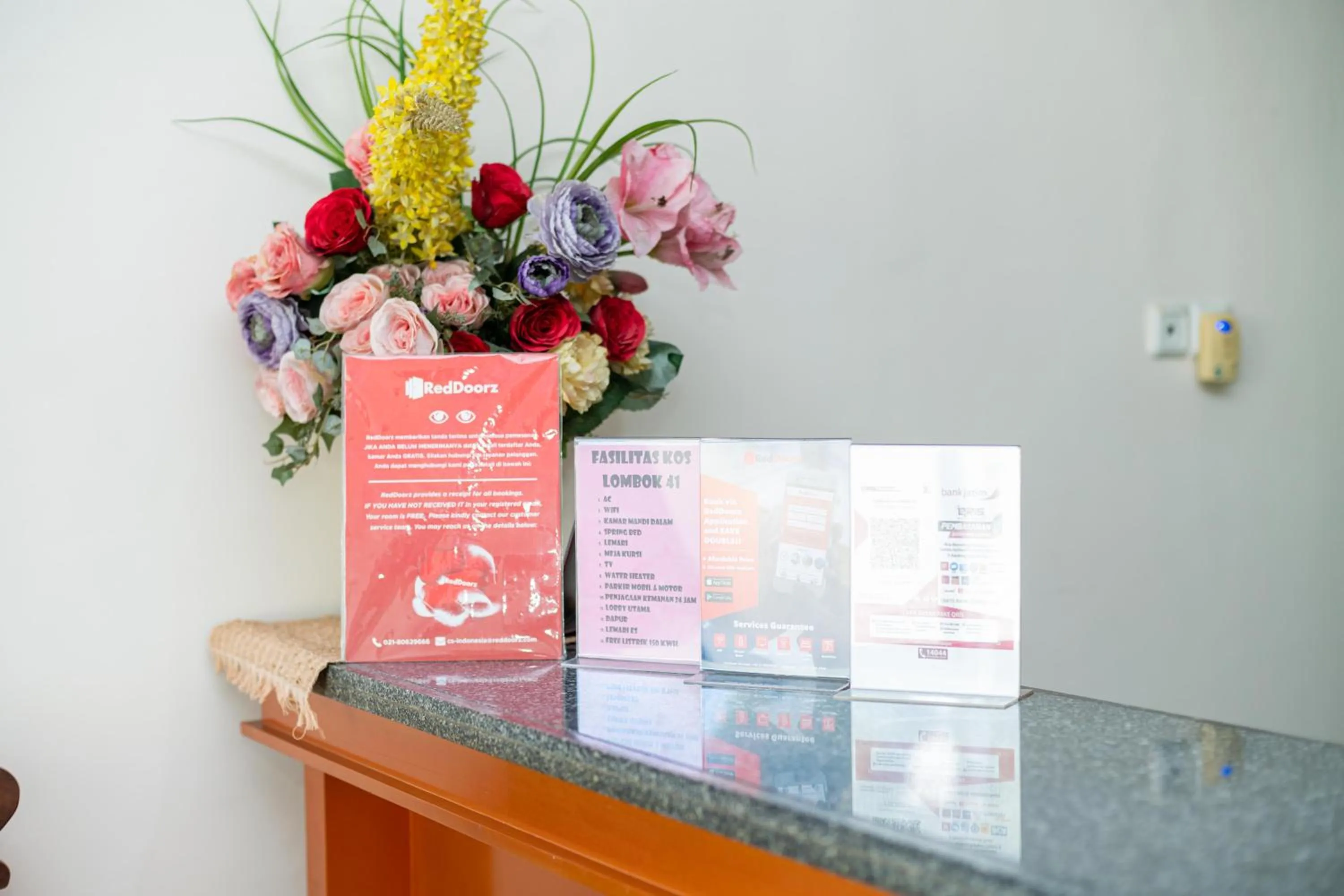 Lobby or reception in RedDoorz Syariah near Marvel City Mall 2