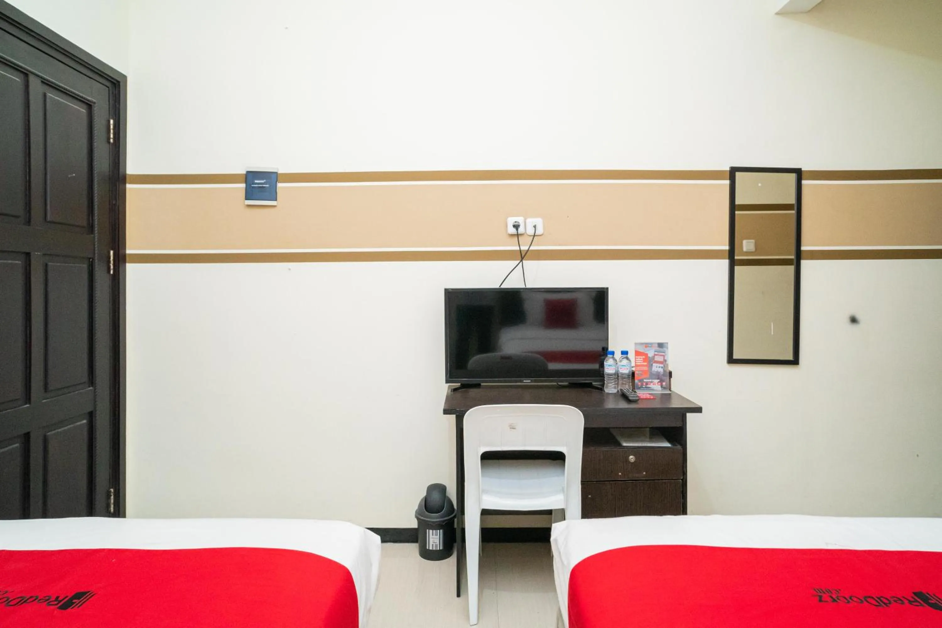 Bedroom, Bed in RedDoorz Syariah near Marvel City Mall 2