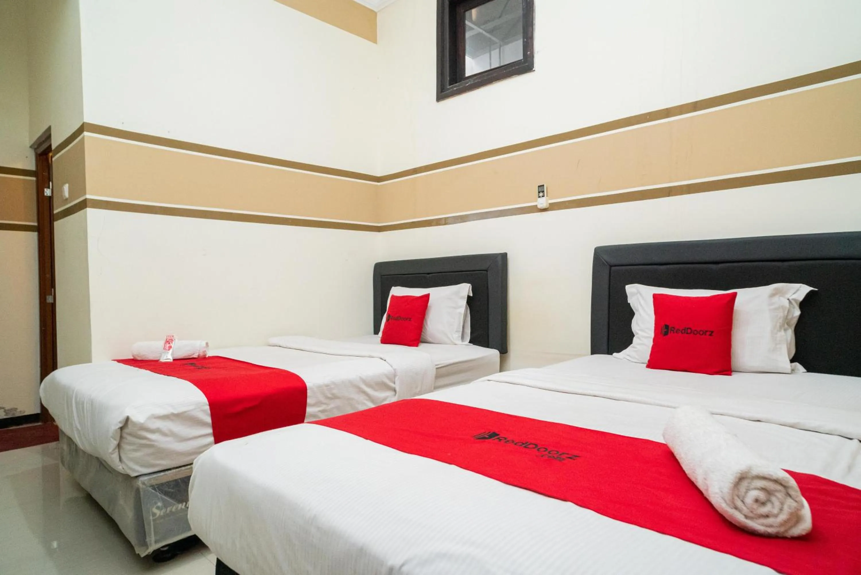 Bedroom, Bed in RedDoorz Syariah near Marvel City Mall 2