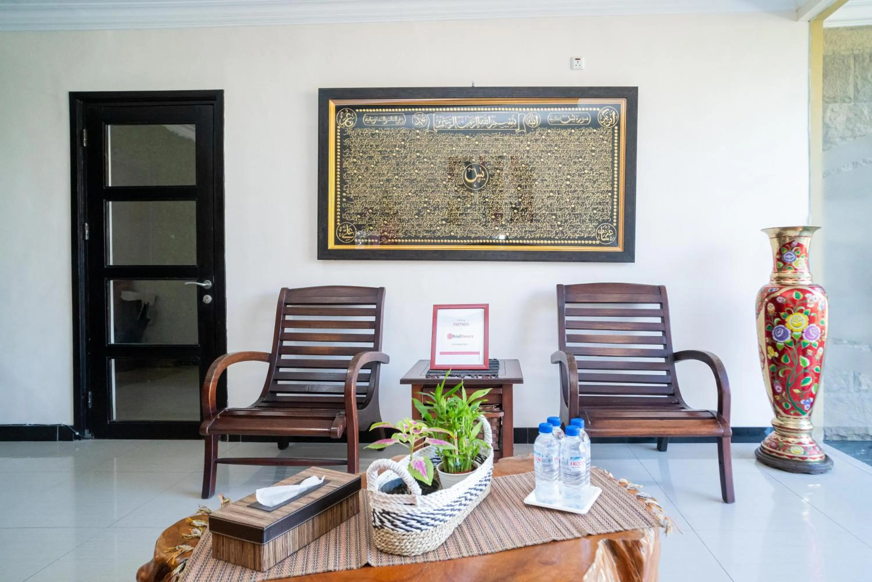 Seating area in RedDoorz Syariah near Marvel City Mall 2