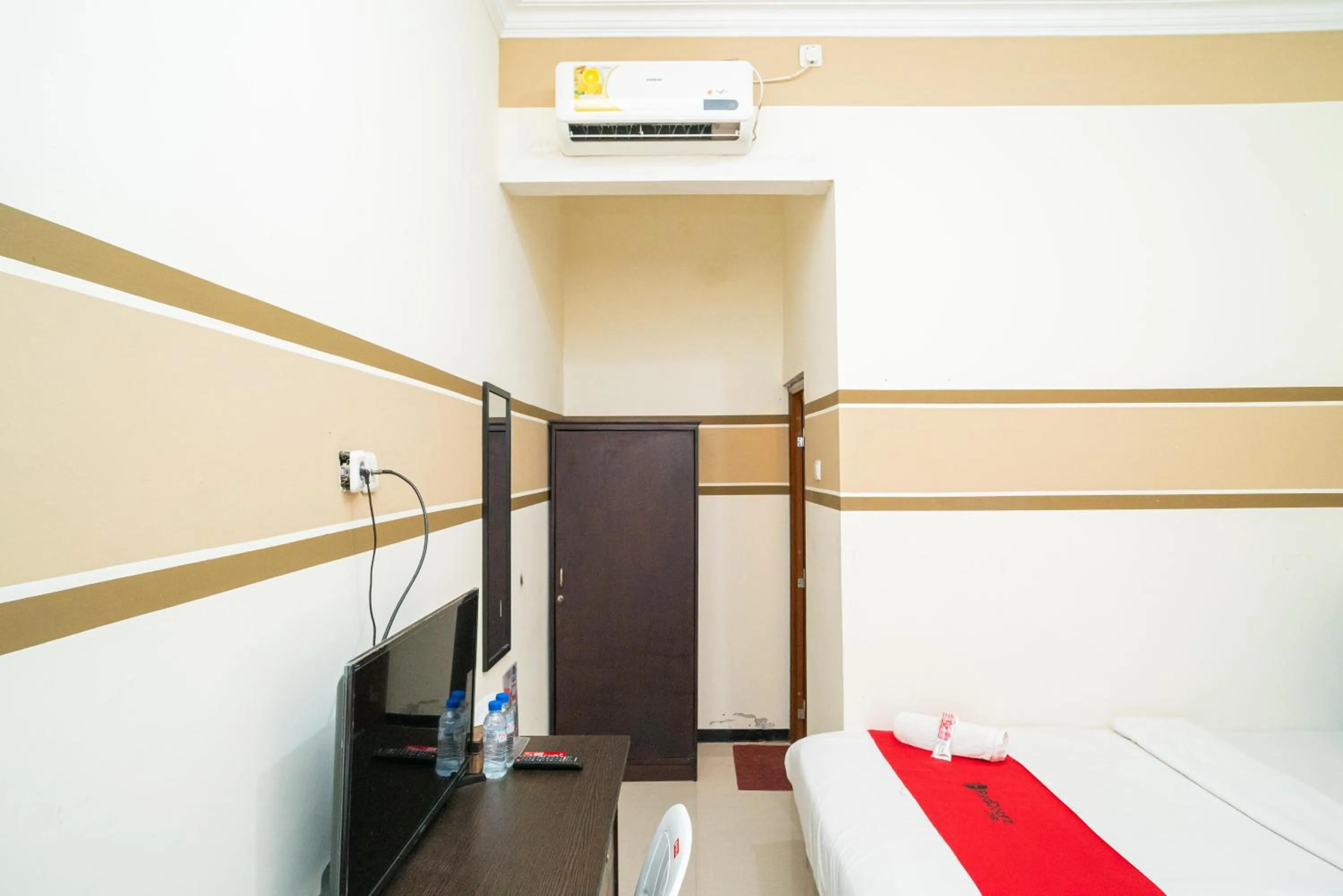 Bedroom, Bed in RedDoorz Syariah near Marvel City Mall 2