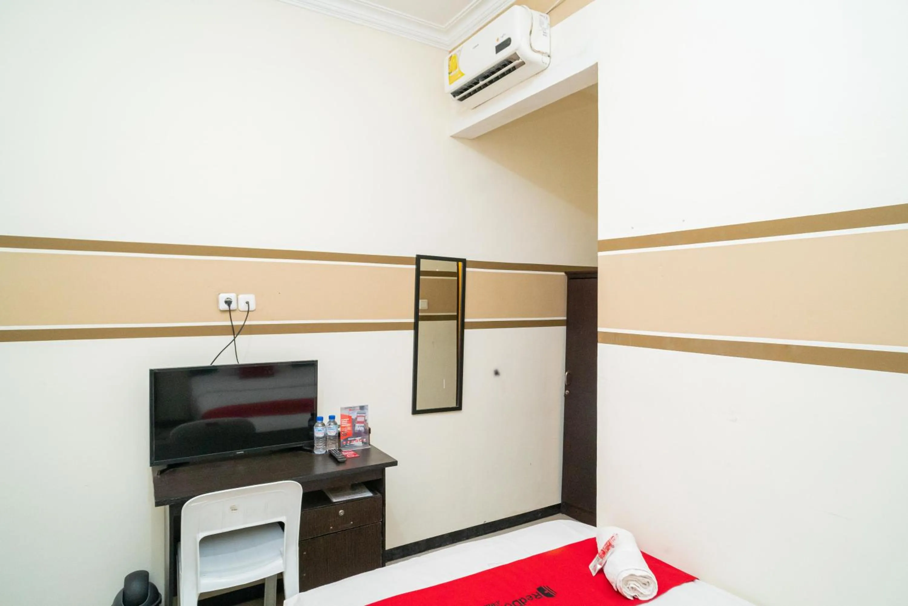 Bedroom in RedDoorz Syariah near Marvel City Mall 2
