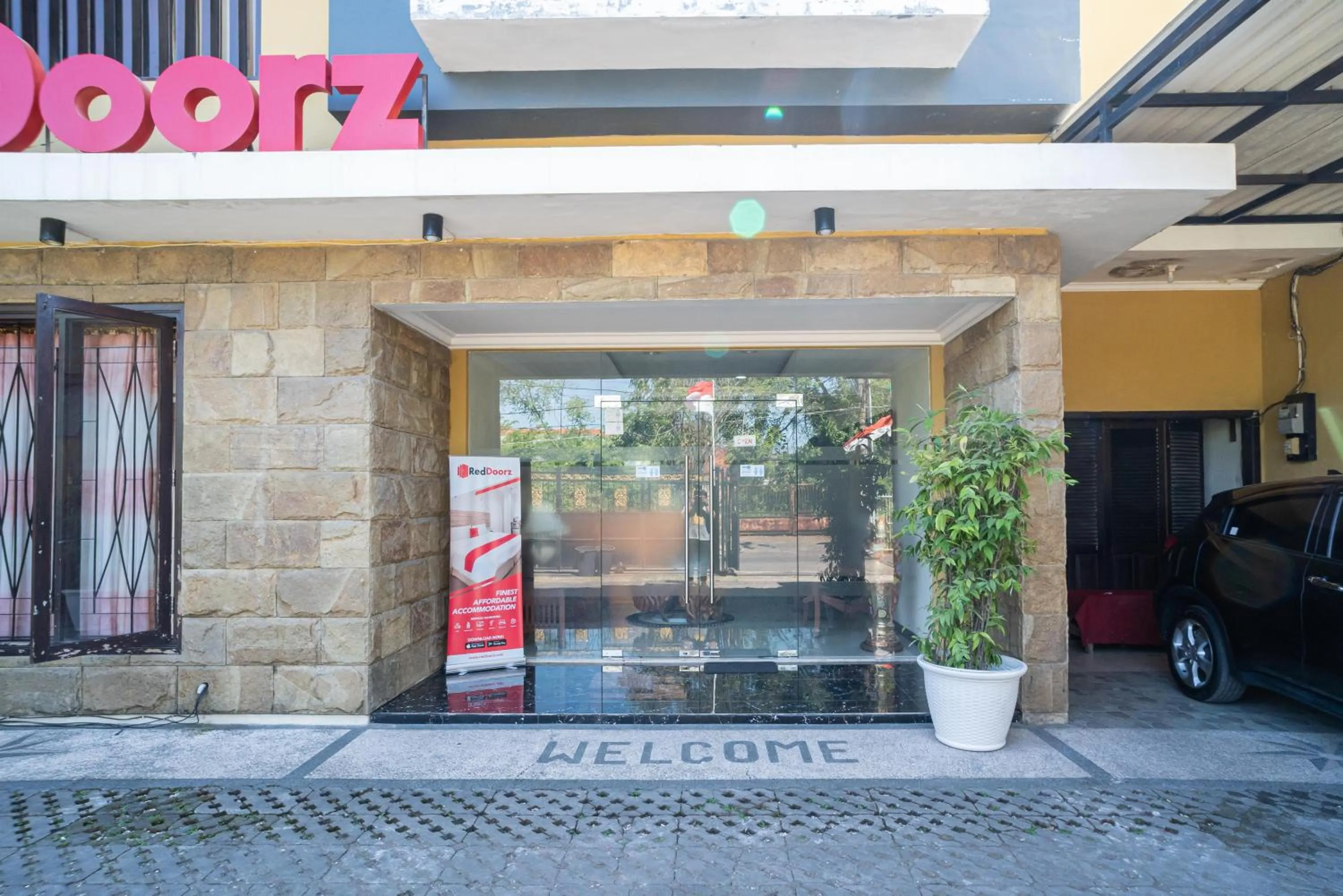 Property logo or sign in RedDoorz Syariah near Marvel City Mall 2