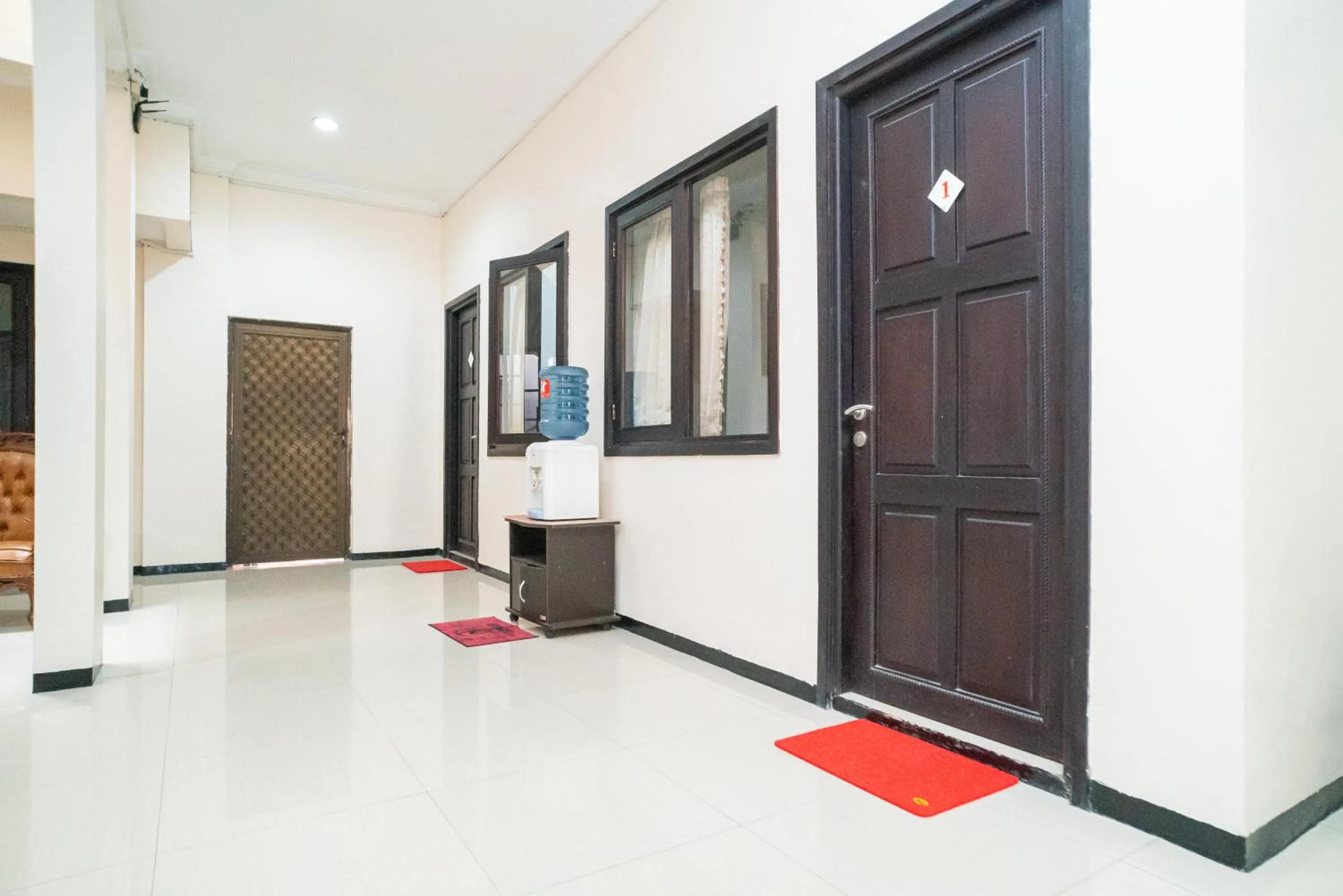 Lobby or reception in RedDoorz Syariah near Marvel City Mall 2