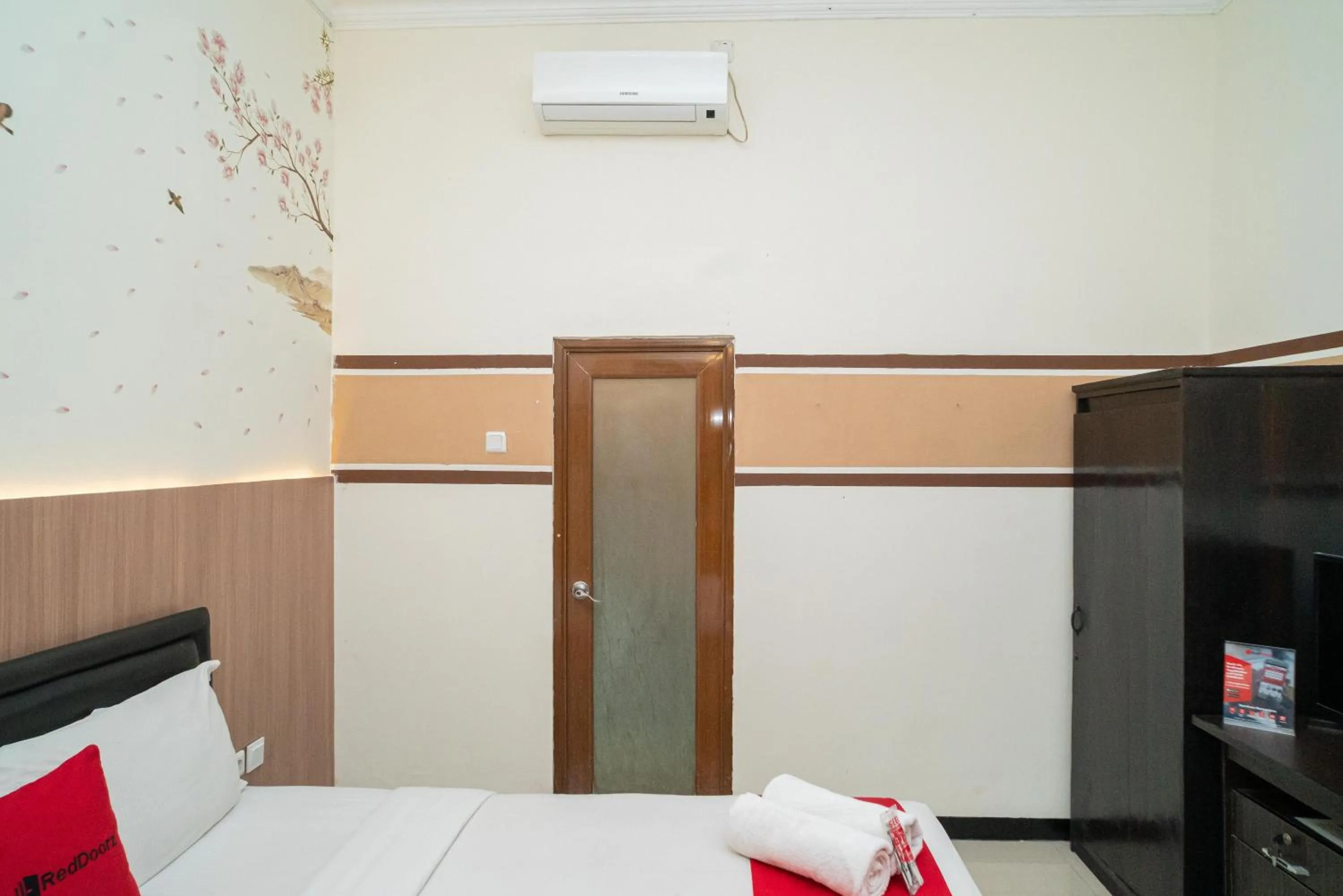 Bedroom, Bed in RedDoorz Syariah near Marvel City Mall 2