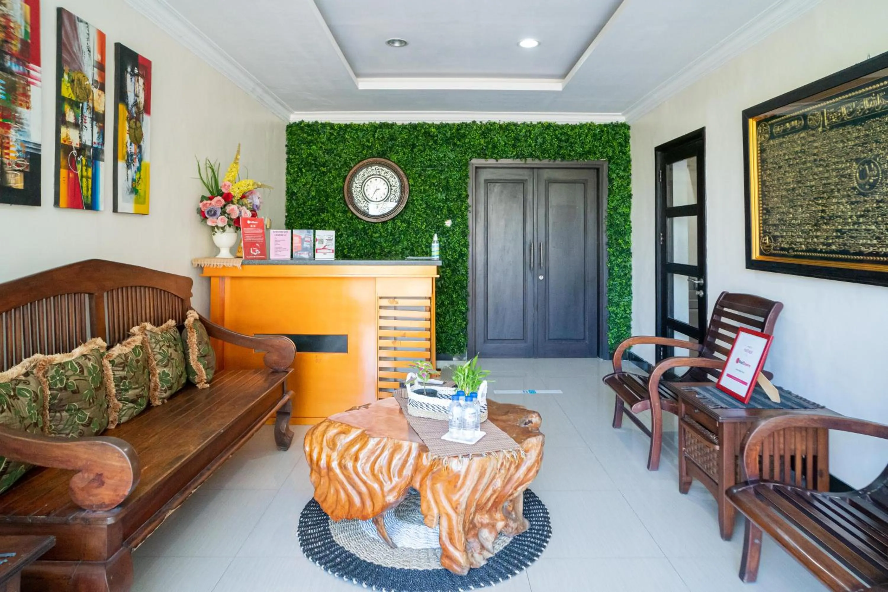 Lobby or reception in RedDoorz Syariah near Marvel City Mall 2