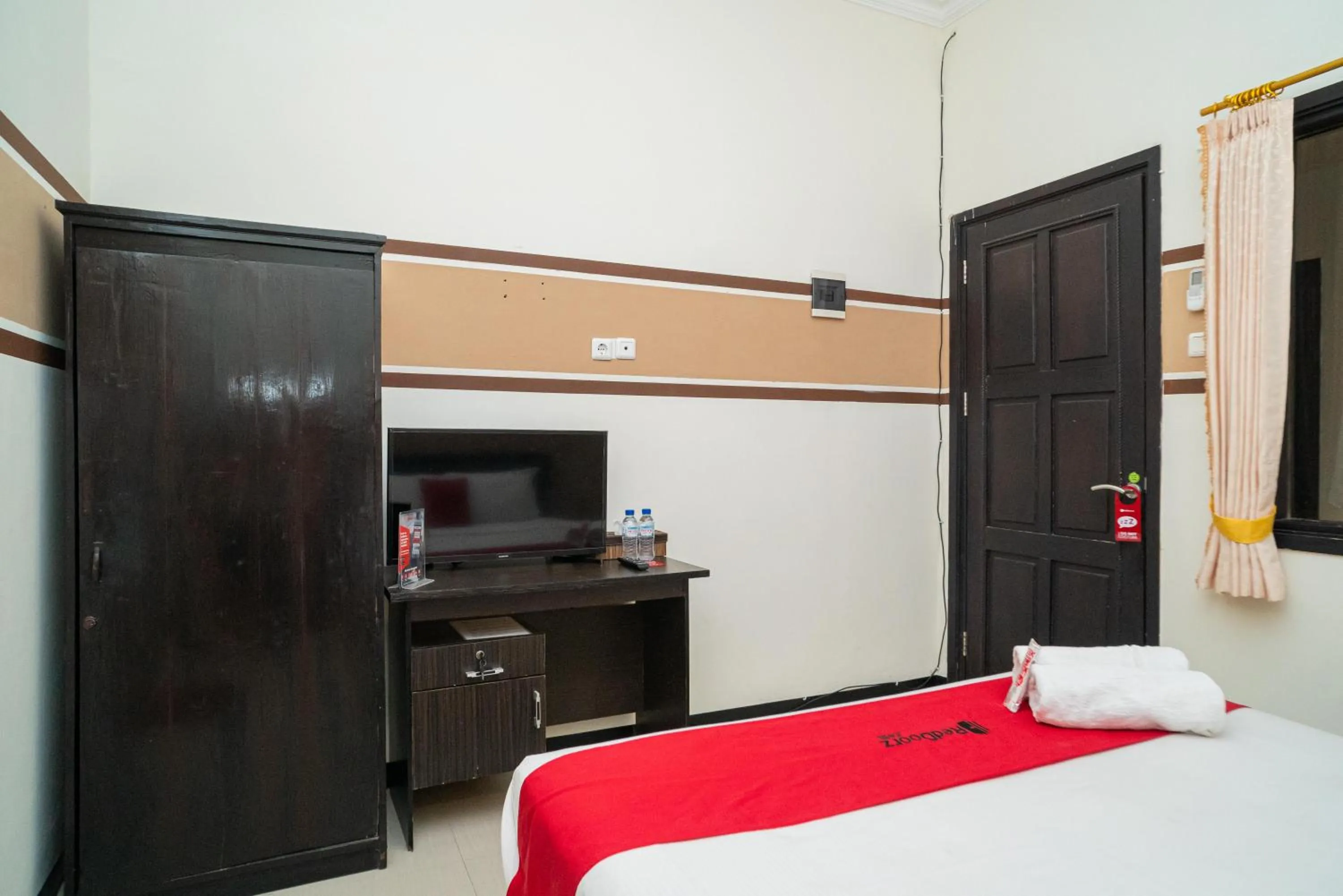 Bedroom, Bed in RedDoorz Syariah near Marvel City Mall 2