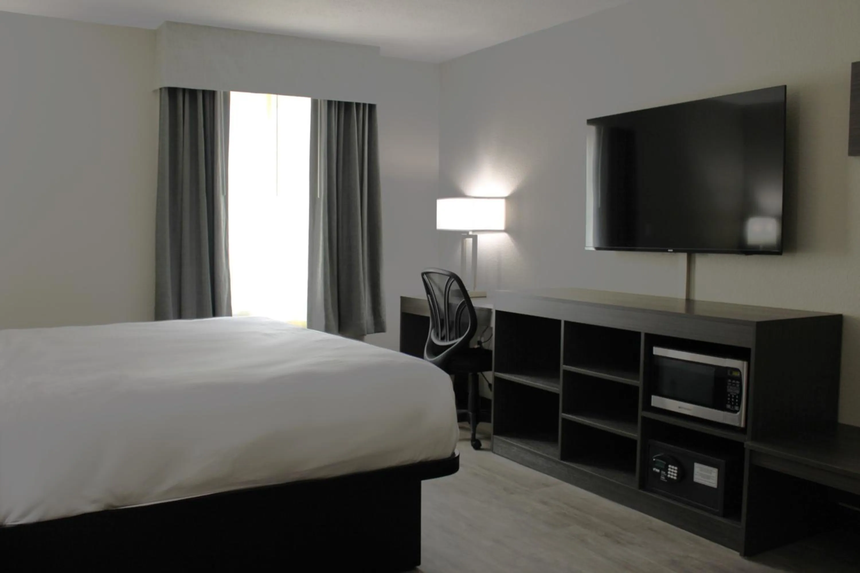 TV and multimedia, Bed in Boarders Inn and Suites by Cobblestone Lamar Missouri