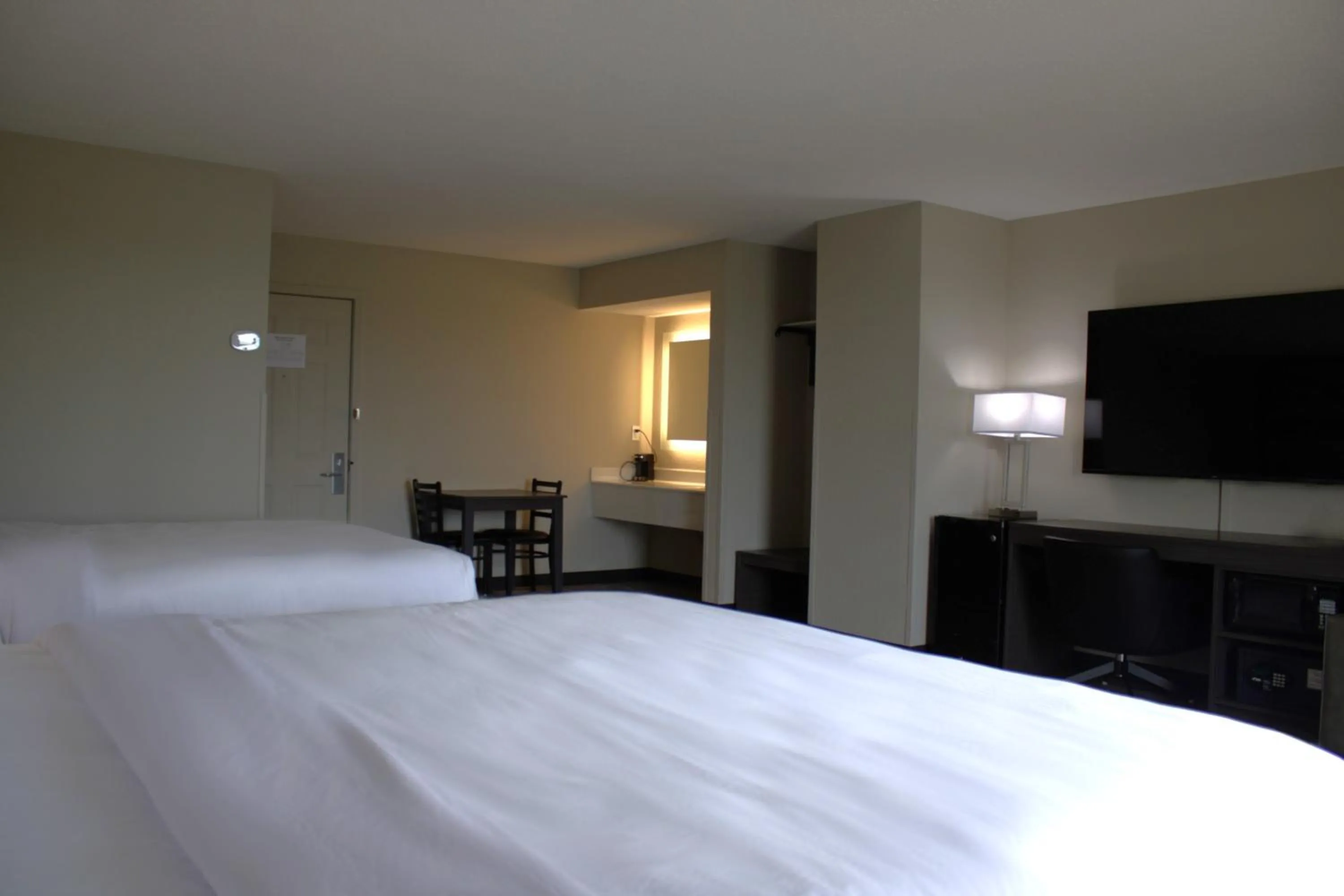 TV and multimedia, Bed in Boarders Inn and Suites by Cobblestone Lamar Missouri