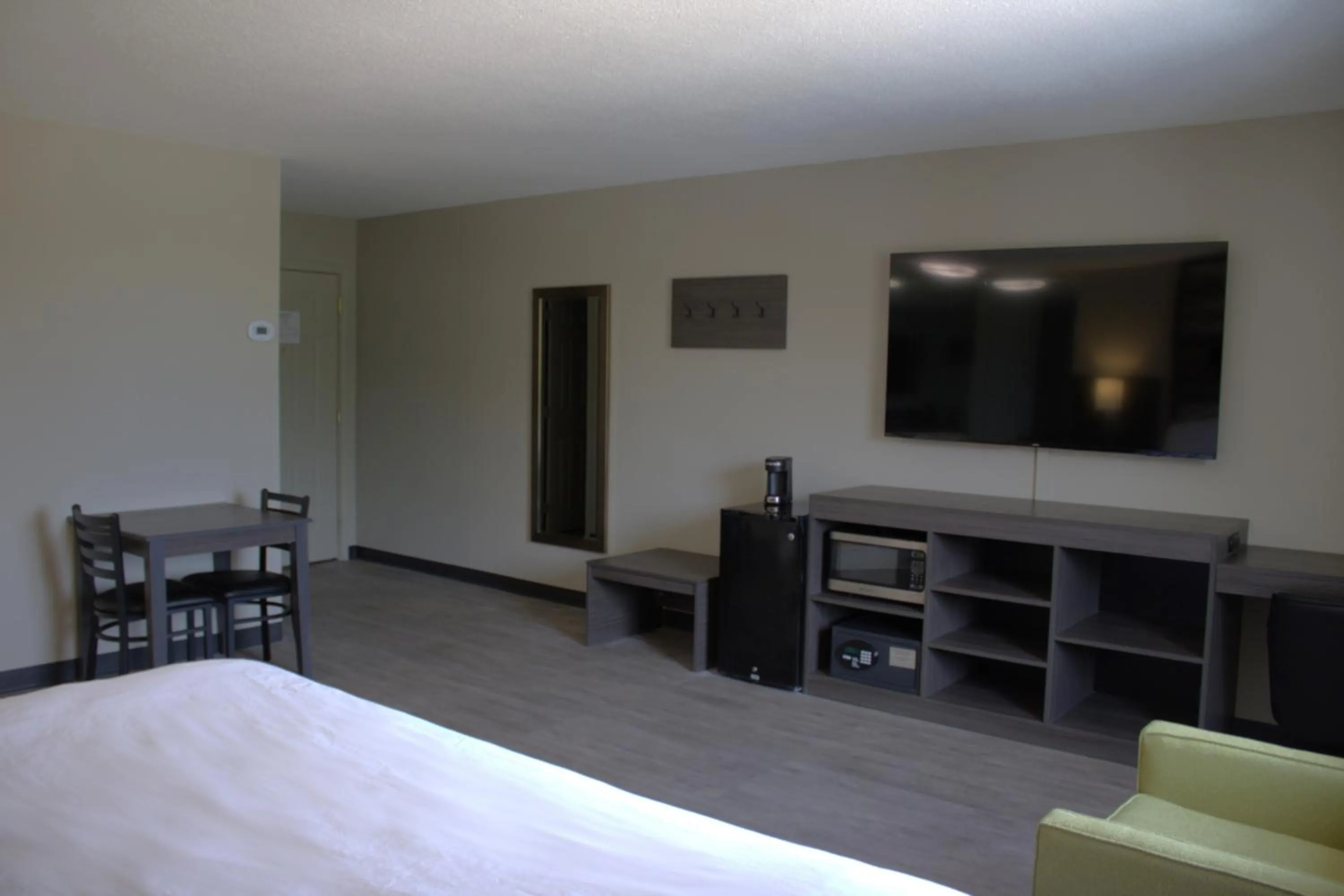TV and multimedia, Bed in Boarders Inn and Suites by Cobblestone Lamar Missouri