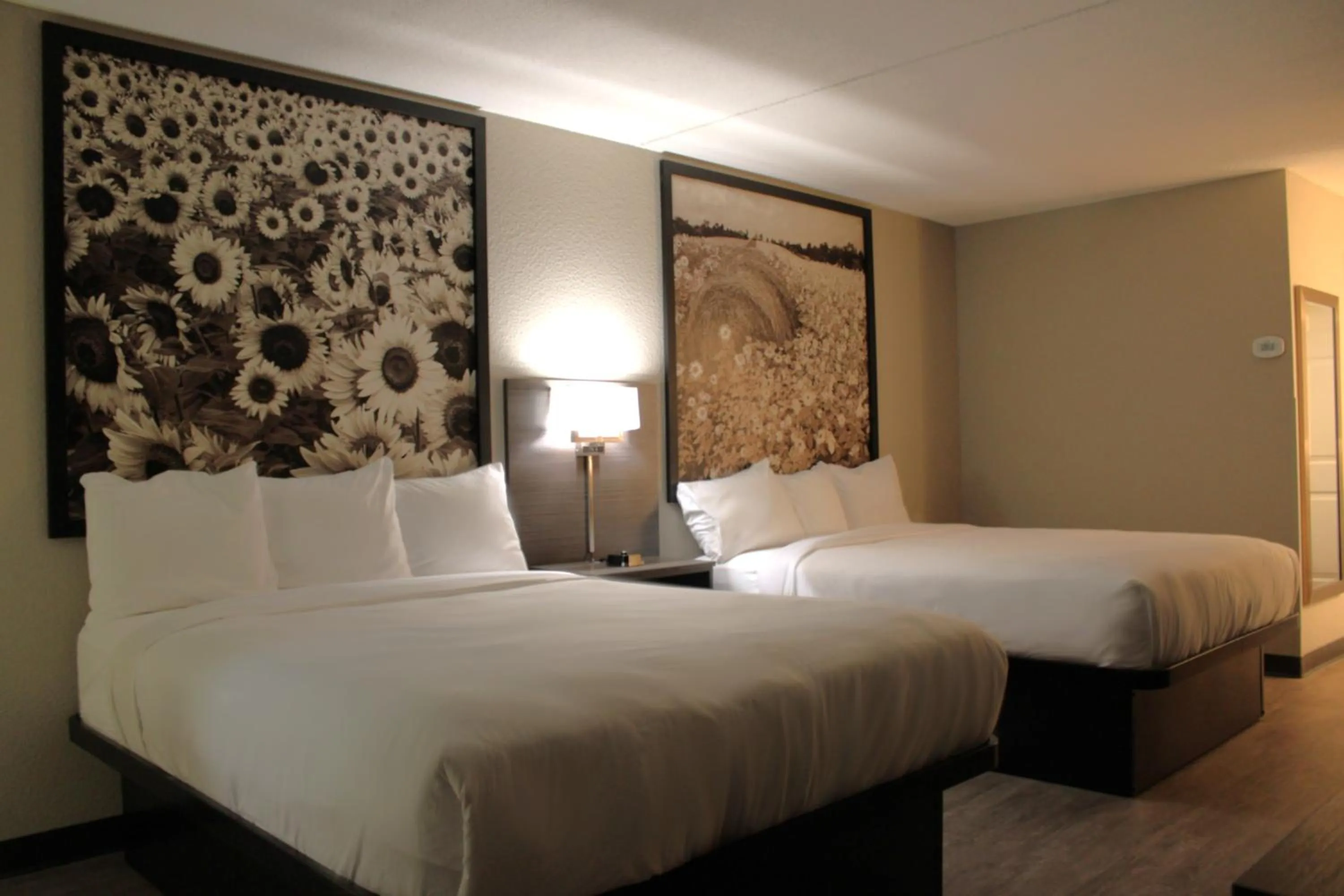 Bed in Boarders Inn and Suites by Cobblestone Lamar Missouri