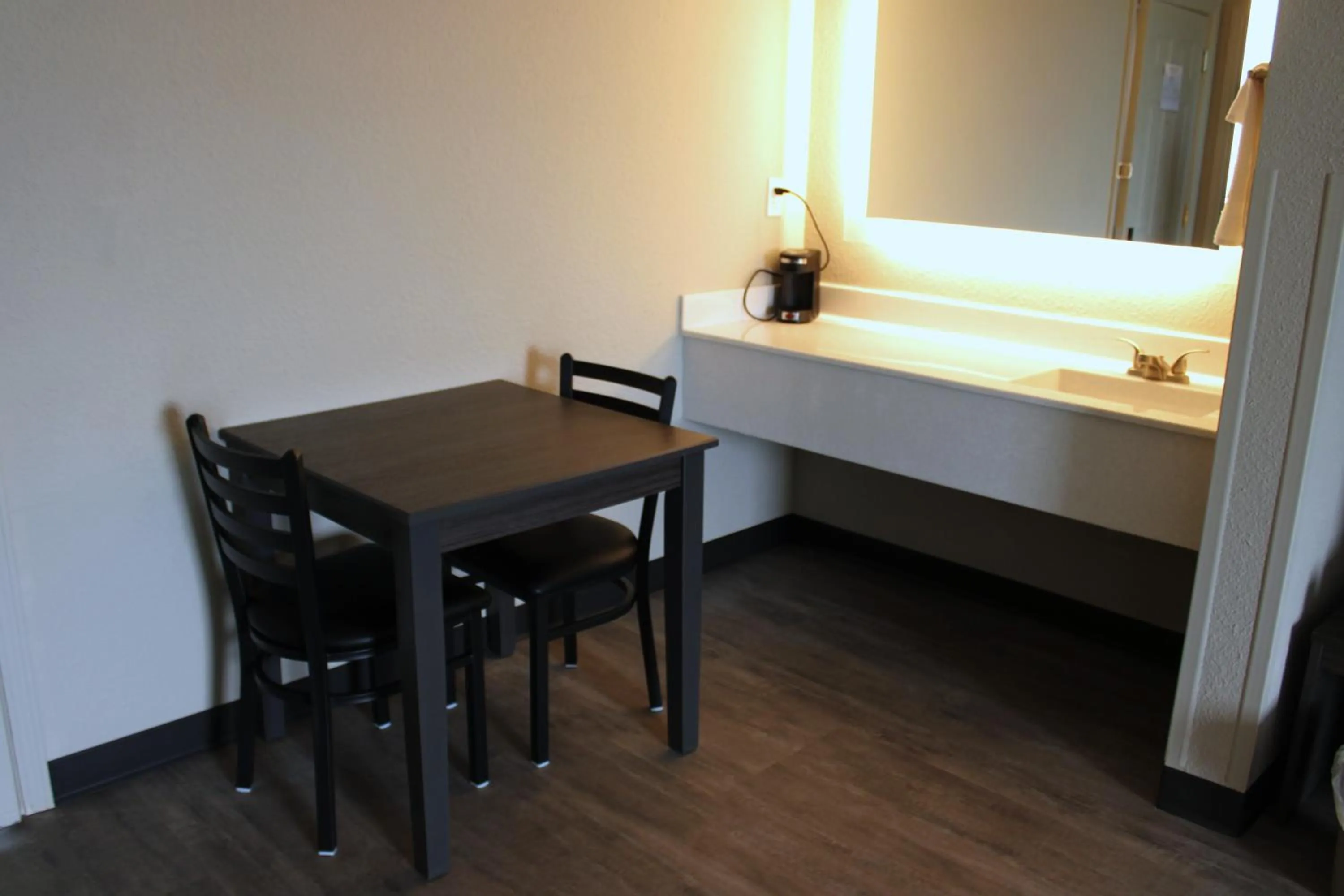 Dining area in Boarders Inn and Suites by Cobblestone Lamar Missouri