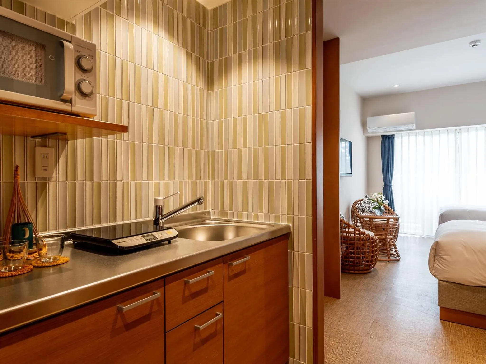 Kitchen or kitchenette, Bed in The Moana