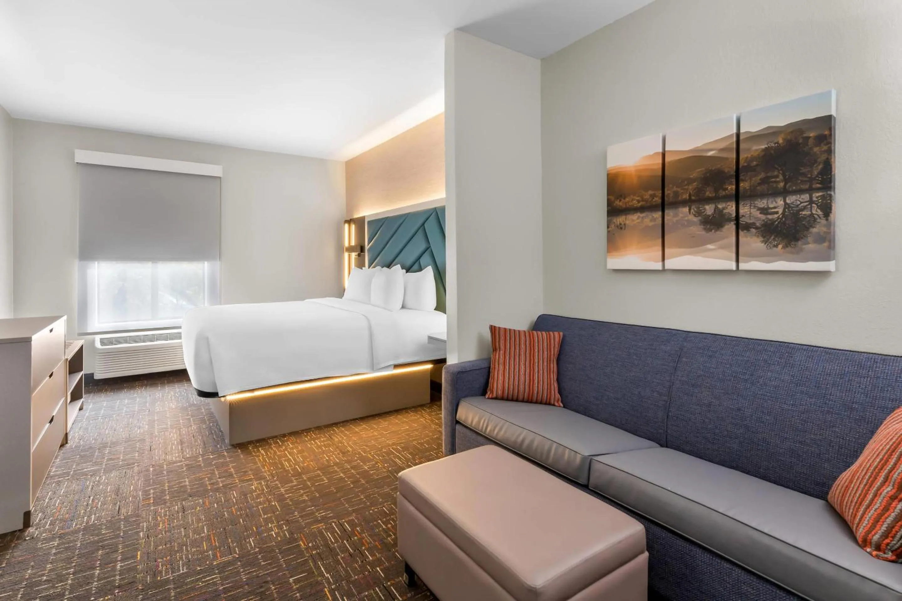 Bedroom, Bed in Brentwood Suites Nashville, an Ascend Collection Hotel