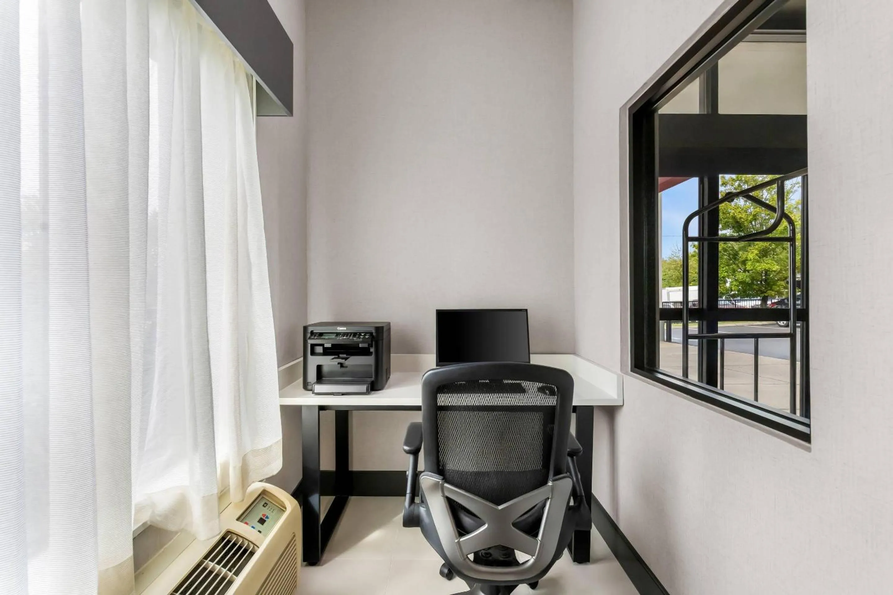 Business facilities in Brentwood Suites Nashville, an Ascend Collection Hotel