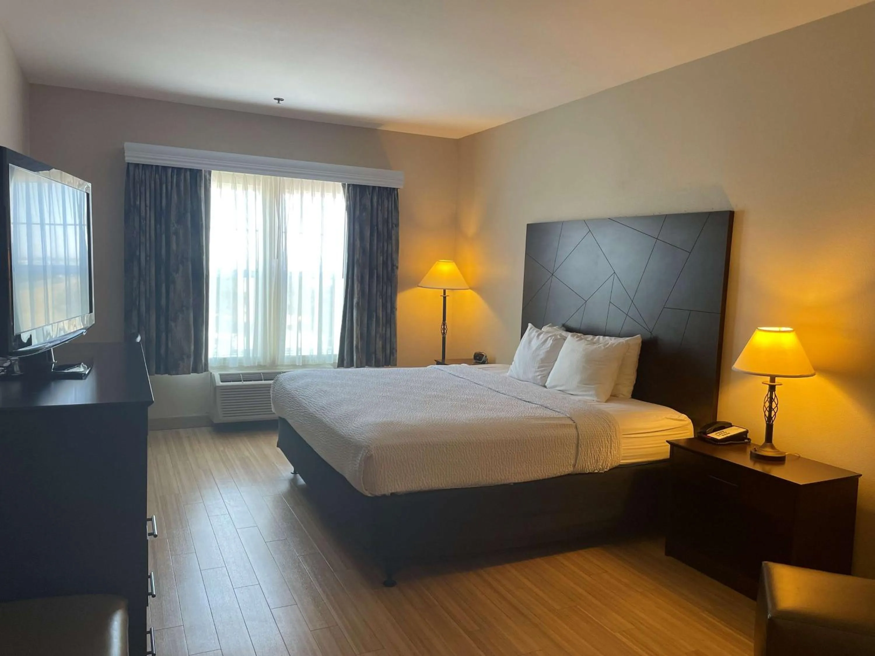 Photo of the whole room, Bed in Best Western I-5 Inn & Suites