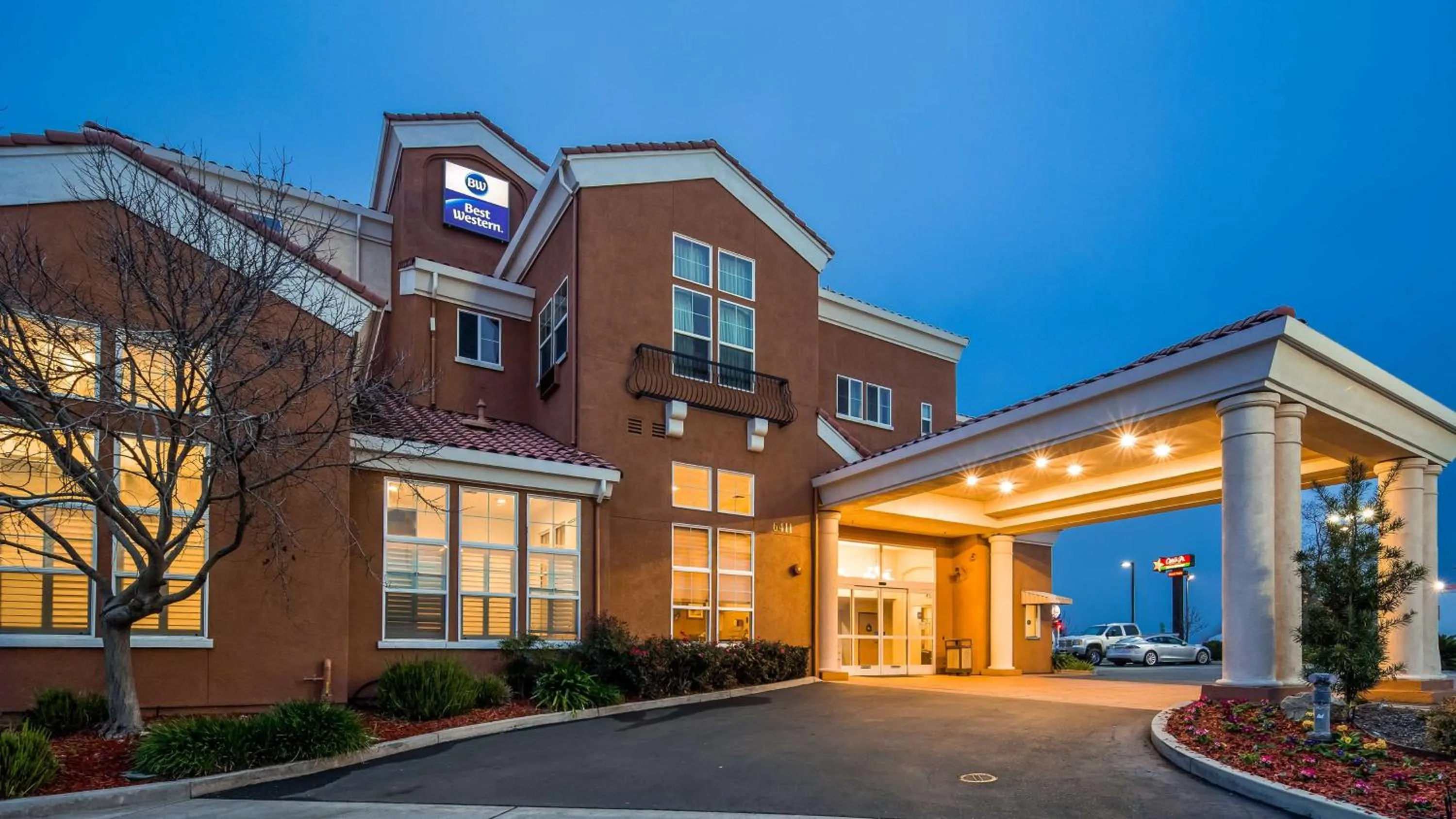 Property building in Best Western I-5 Inn & Suites