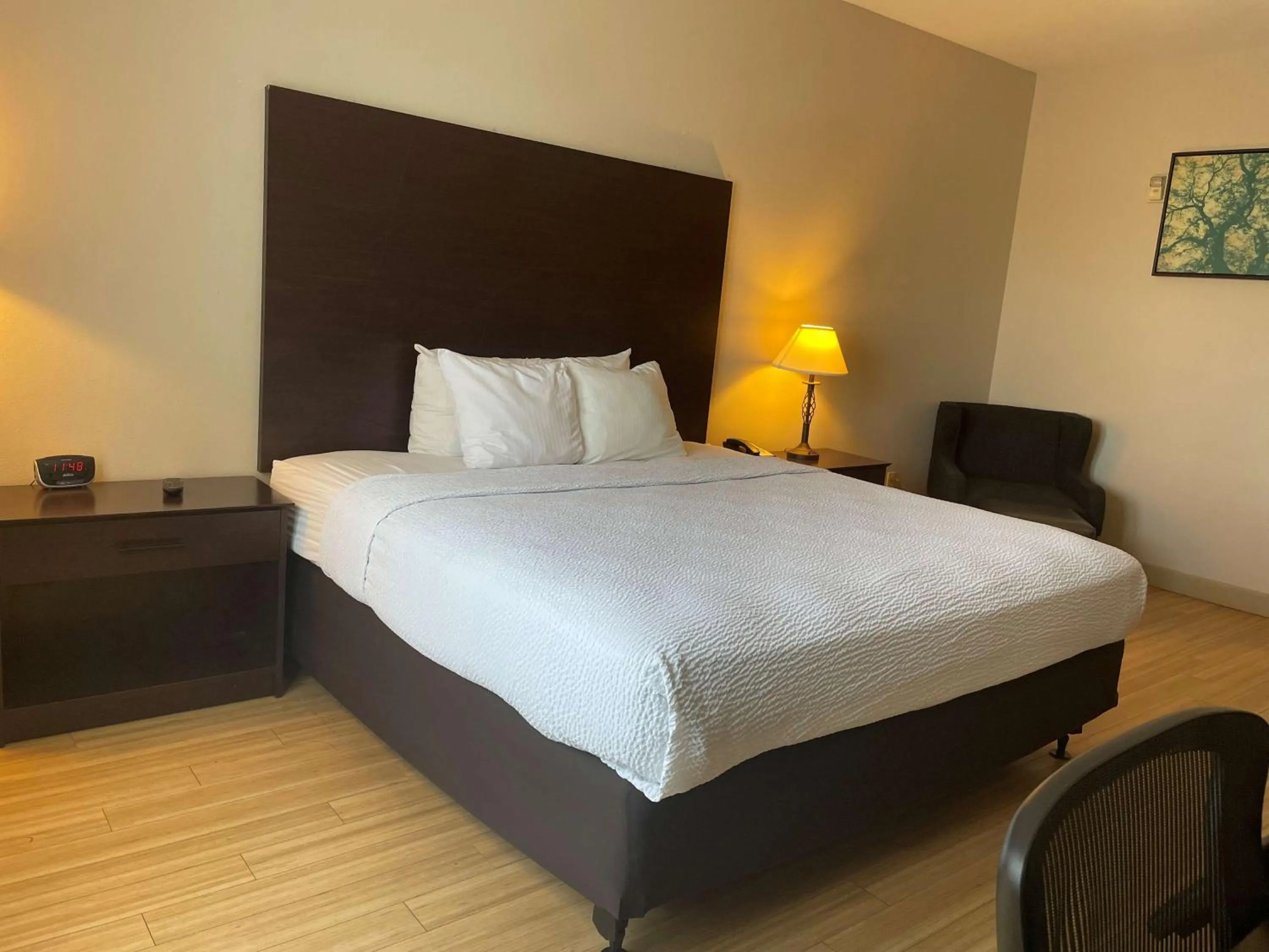 Photo of the whole room, Bed in Best Western I-5 Inn & Suites