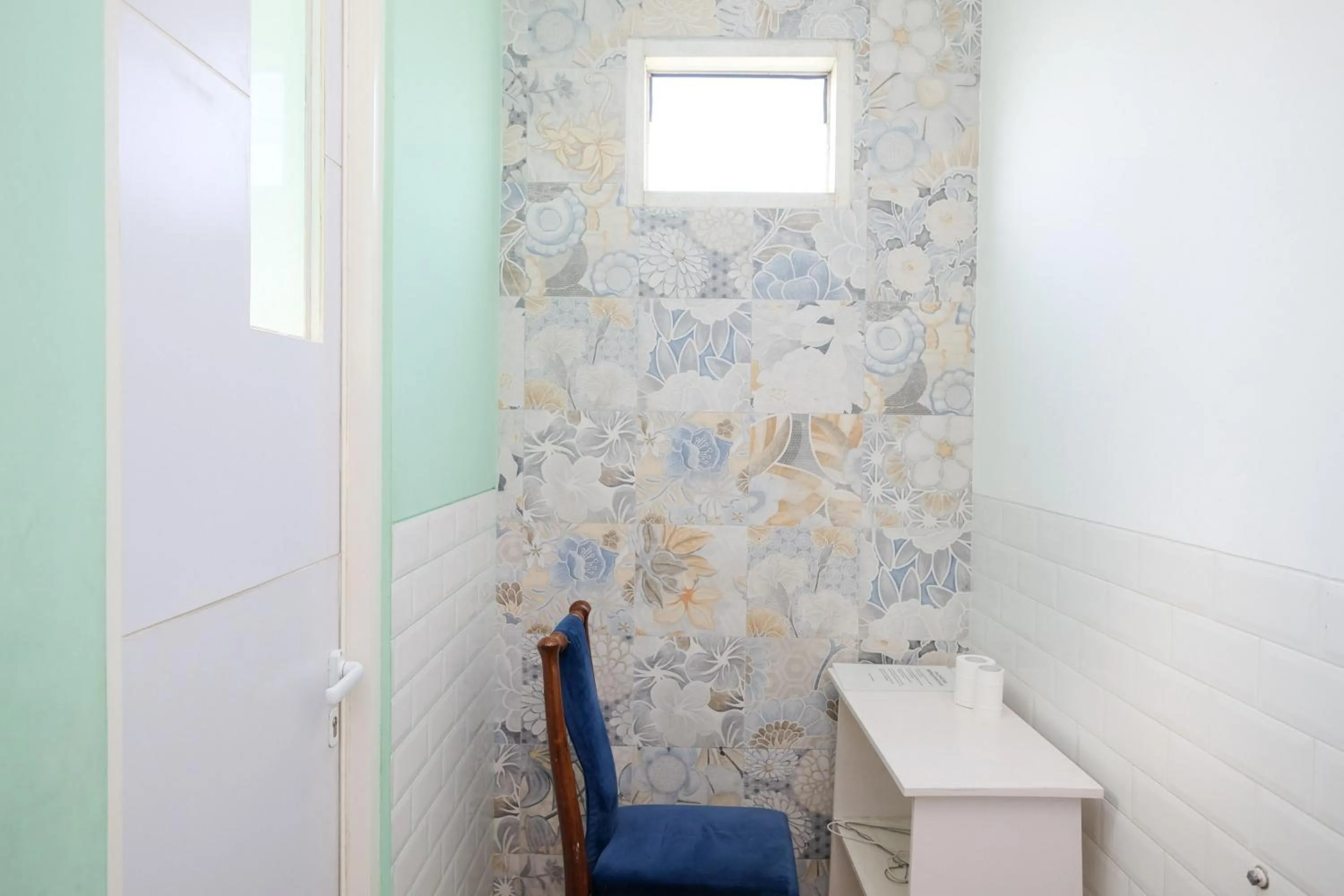 Seating area in RedDoorz near UMY Yogyakarta 3