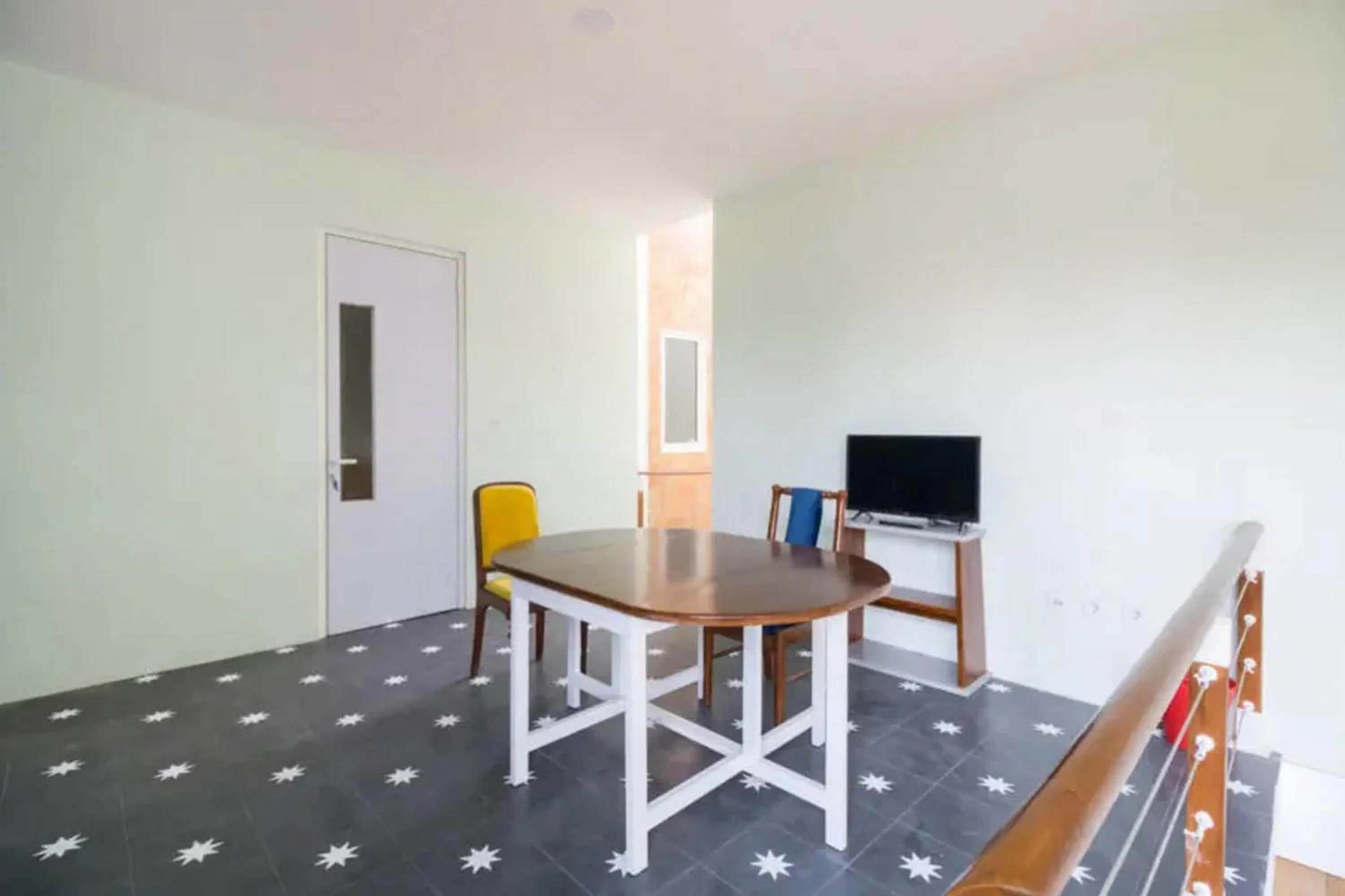 Seating area in RedDoorz near UMY Yogyakarta 3