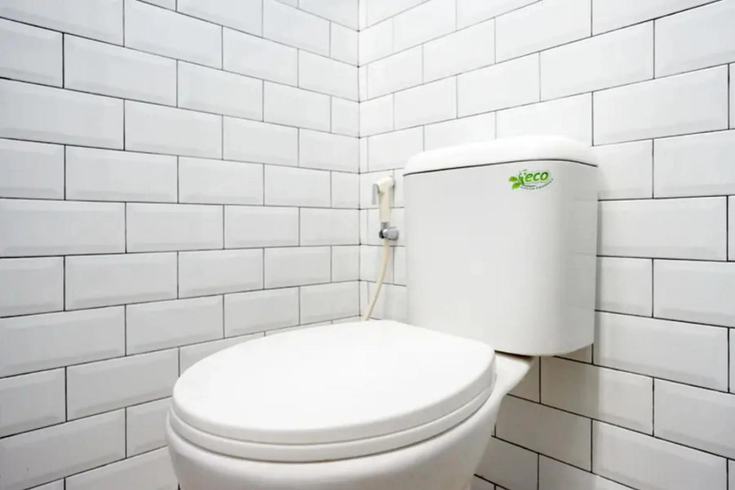 Bathroom in RedDoorz near UMY Yogyakarta 3