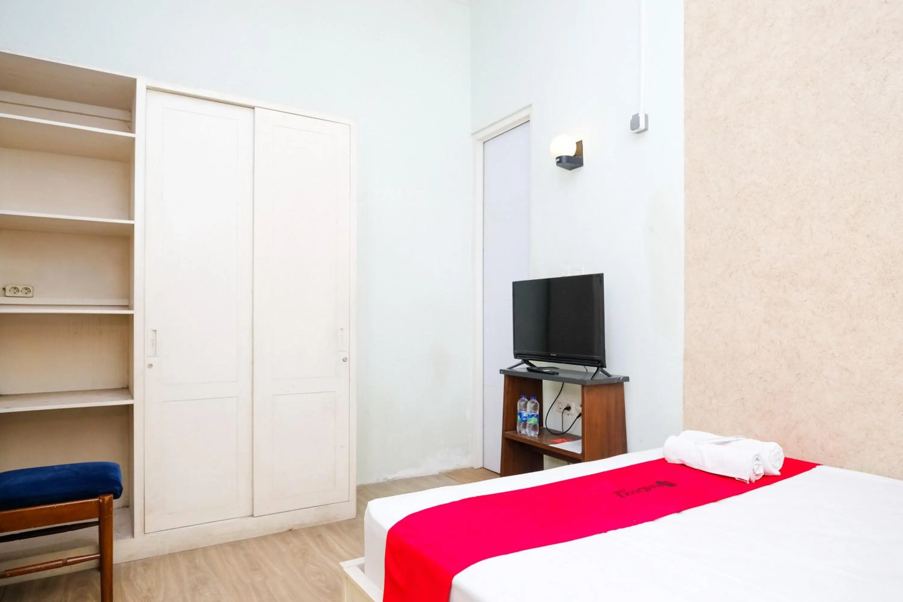 Bedroom, Bed in RedDoorz near UMY Yogyakarta 3