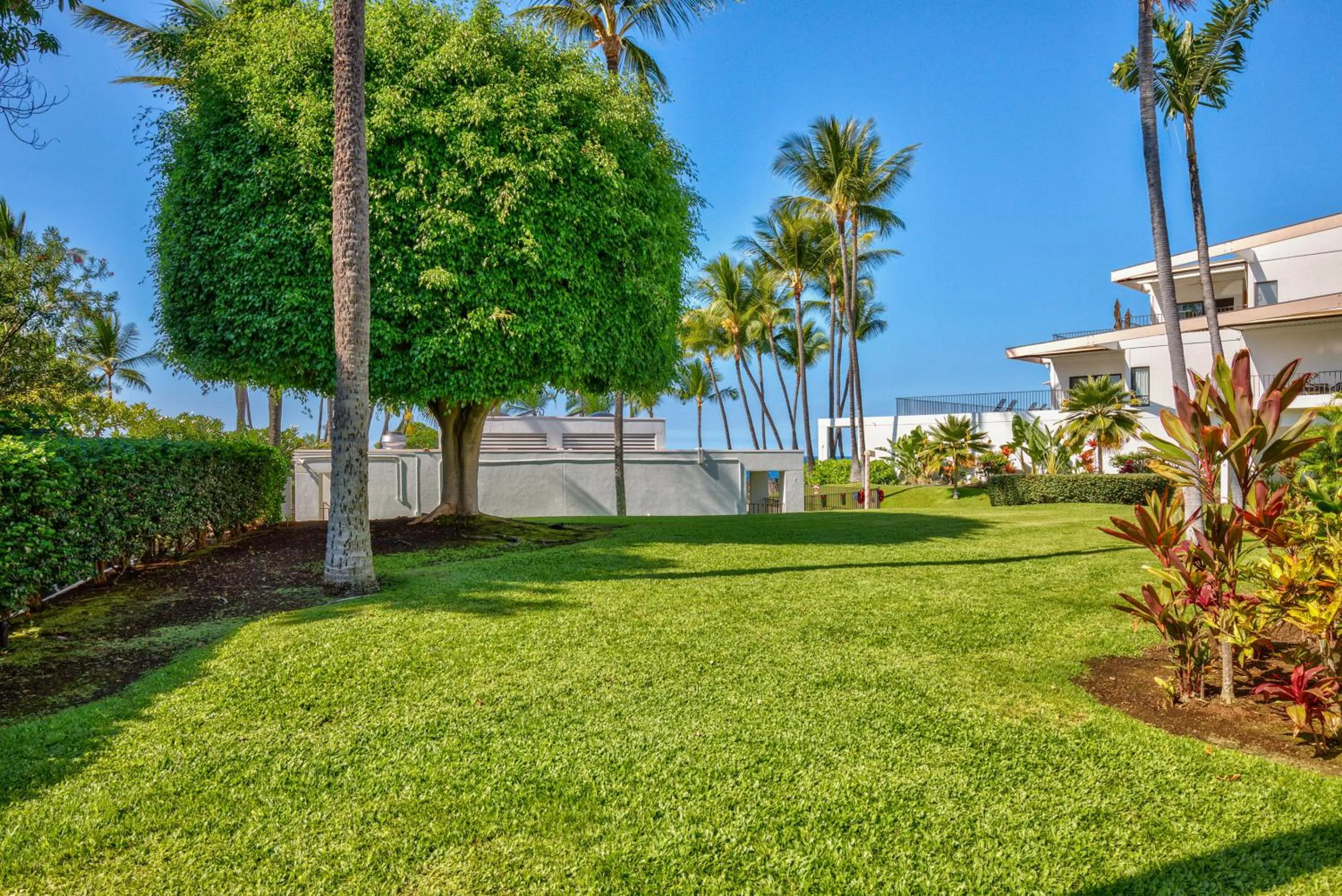 Garden in Royal Sea Cliff Kona by OUTRIGGER