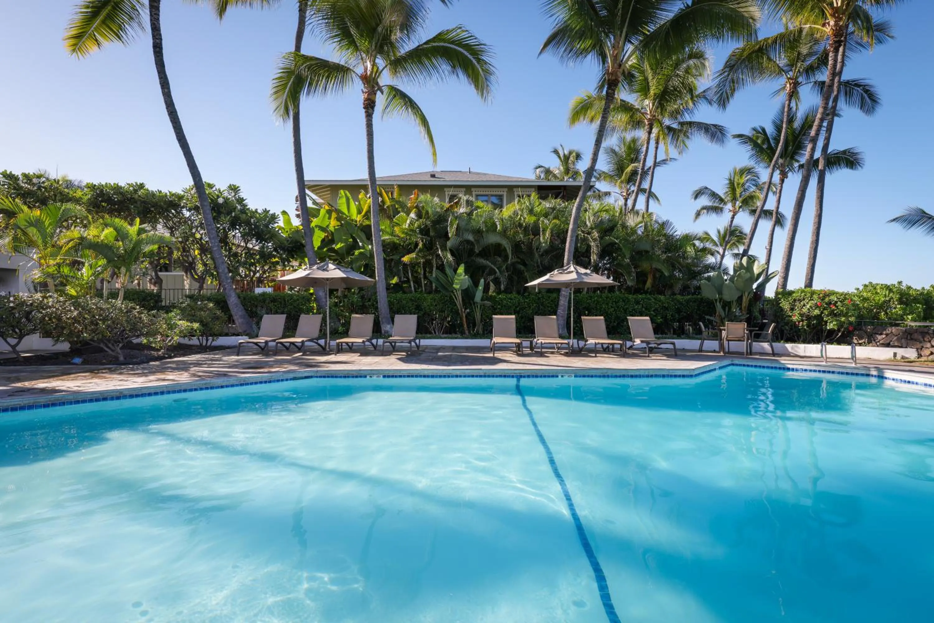Swimming pool in Royal Sea Cliff Kona by OUTRIGGER