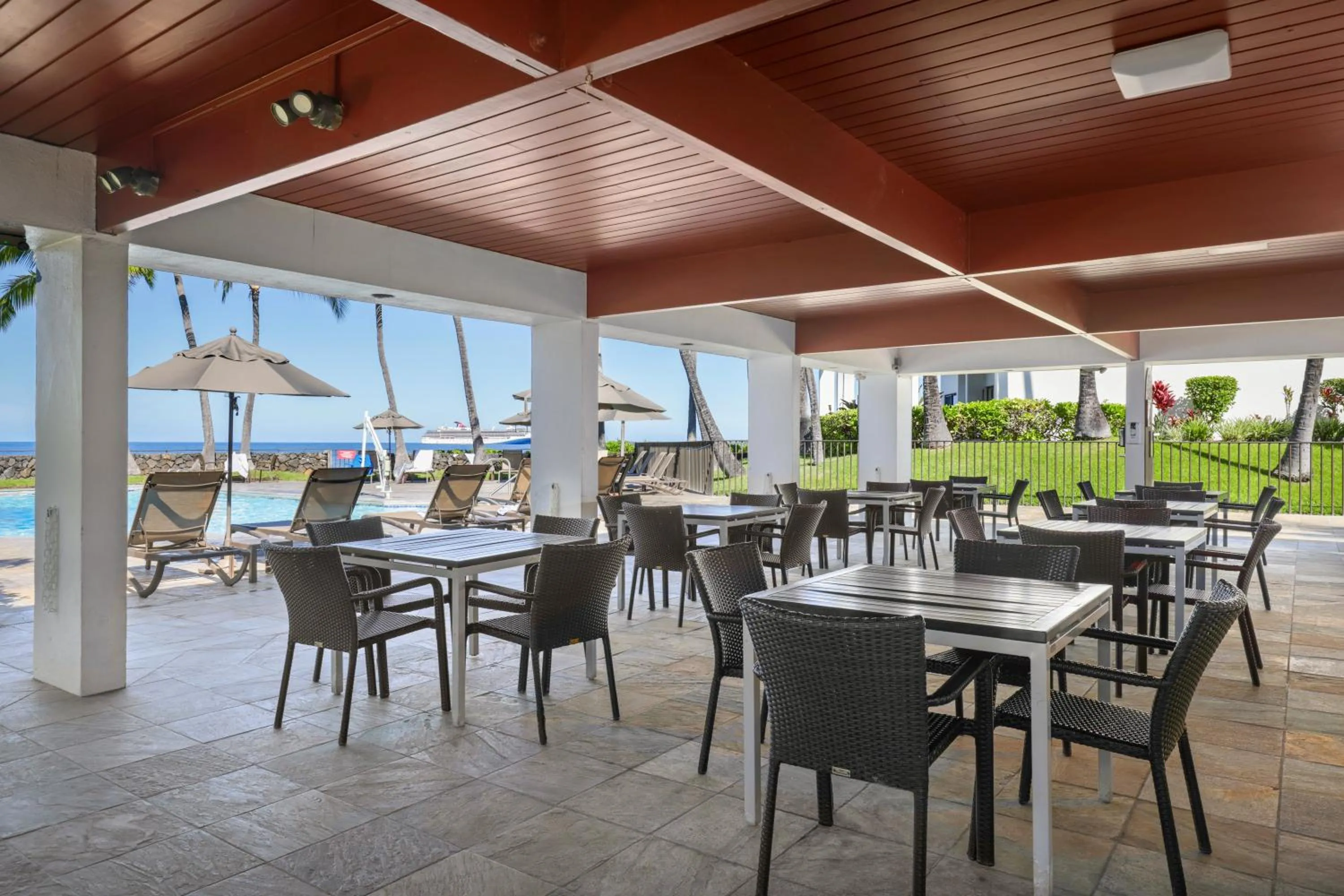 Swimming pool in Royal Sea Cliff Kona by OUTRIGGER