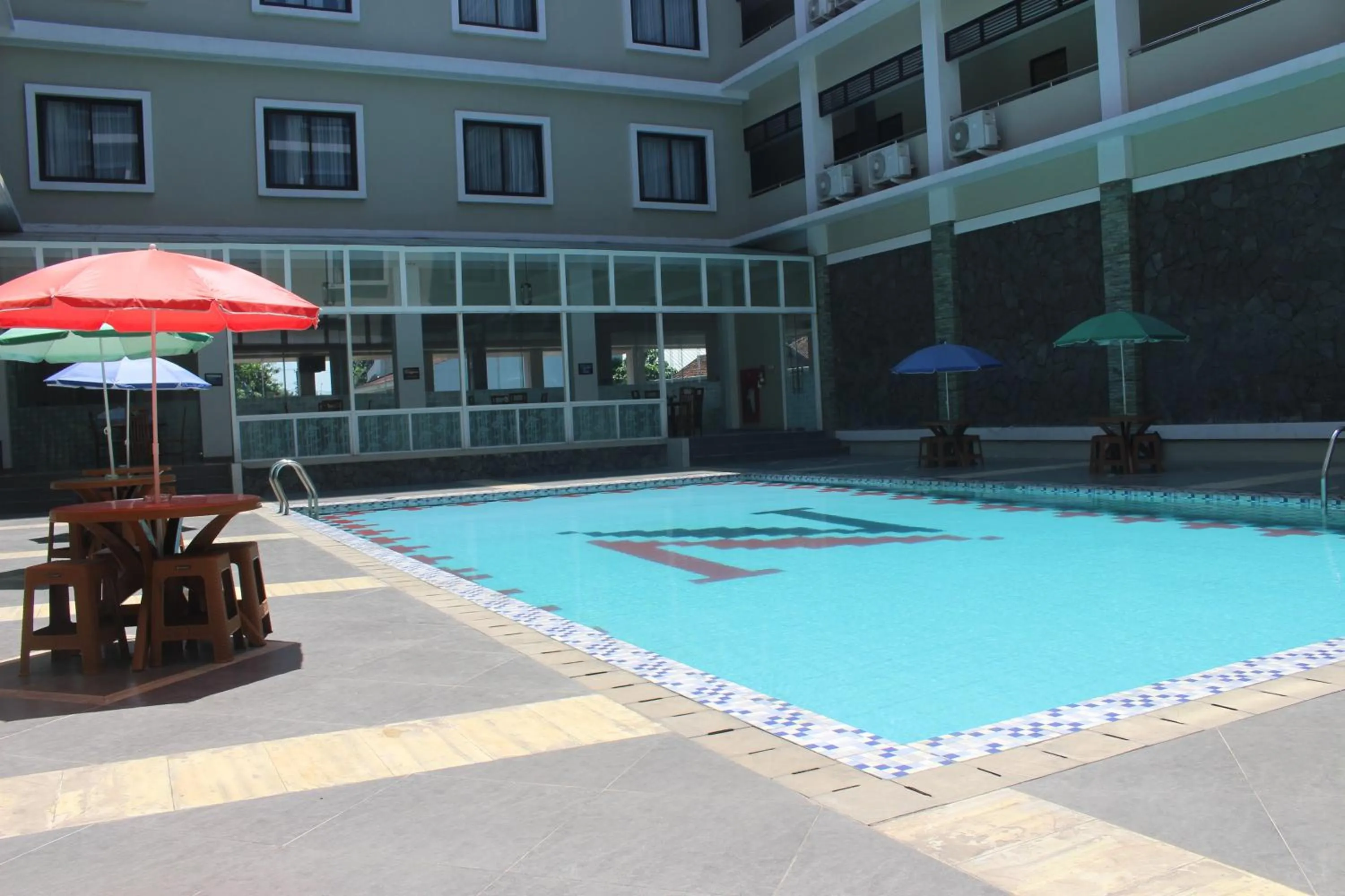 Swimming pool in Hotel Nalendra Plaza Subang