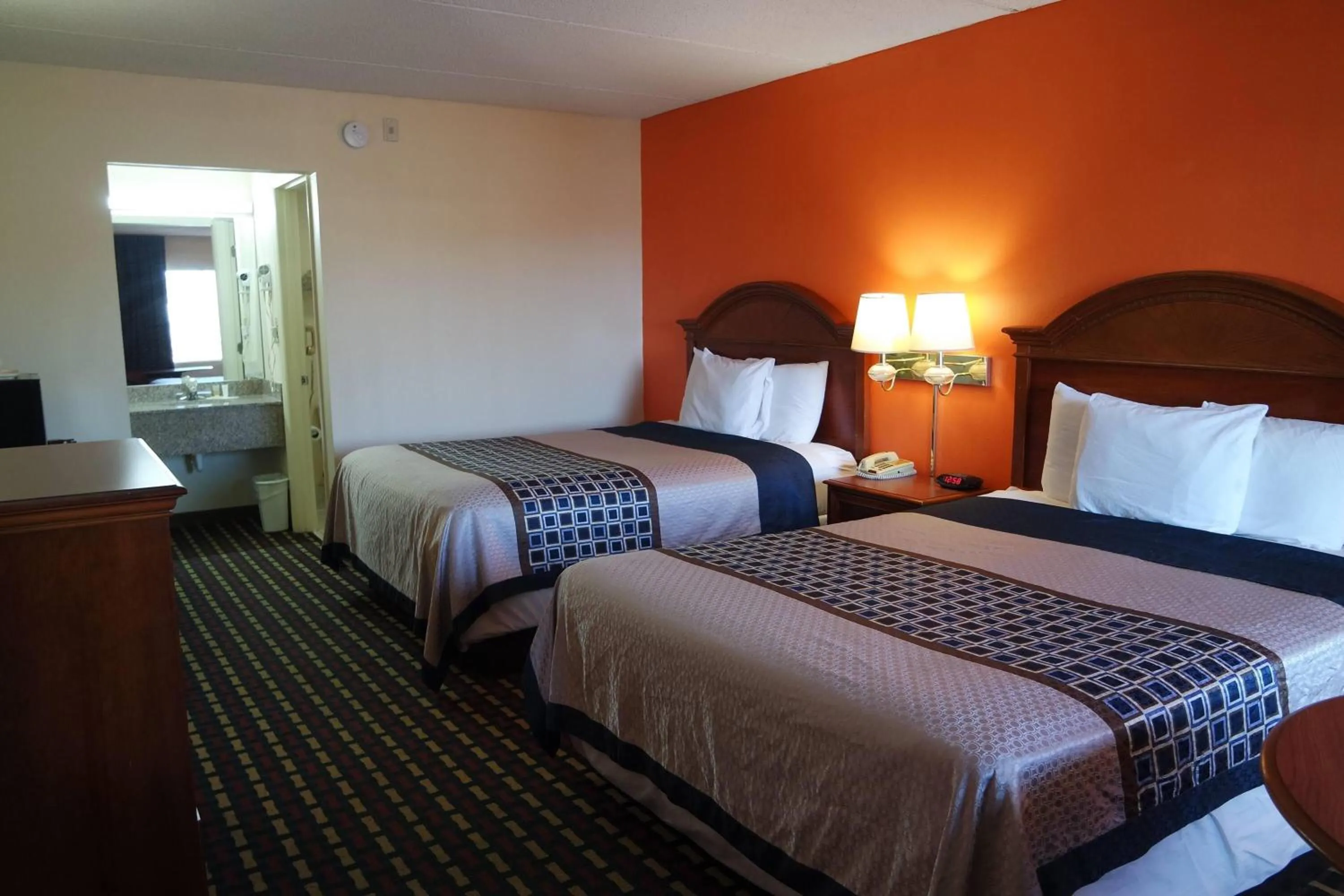 Photo of the whole room, Bed in Howard Johnson by Wyndham Perry GA