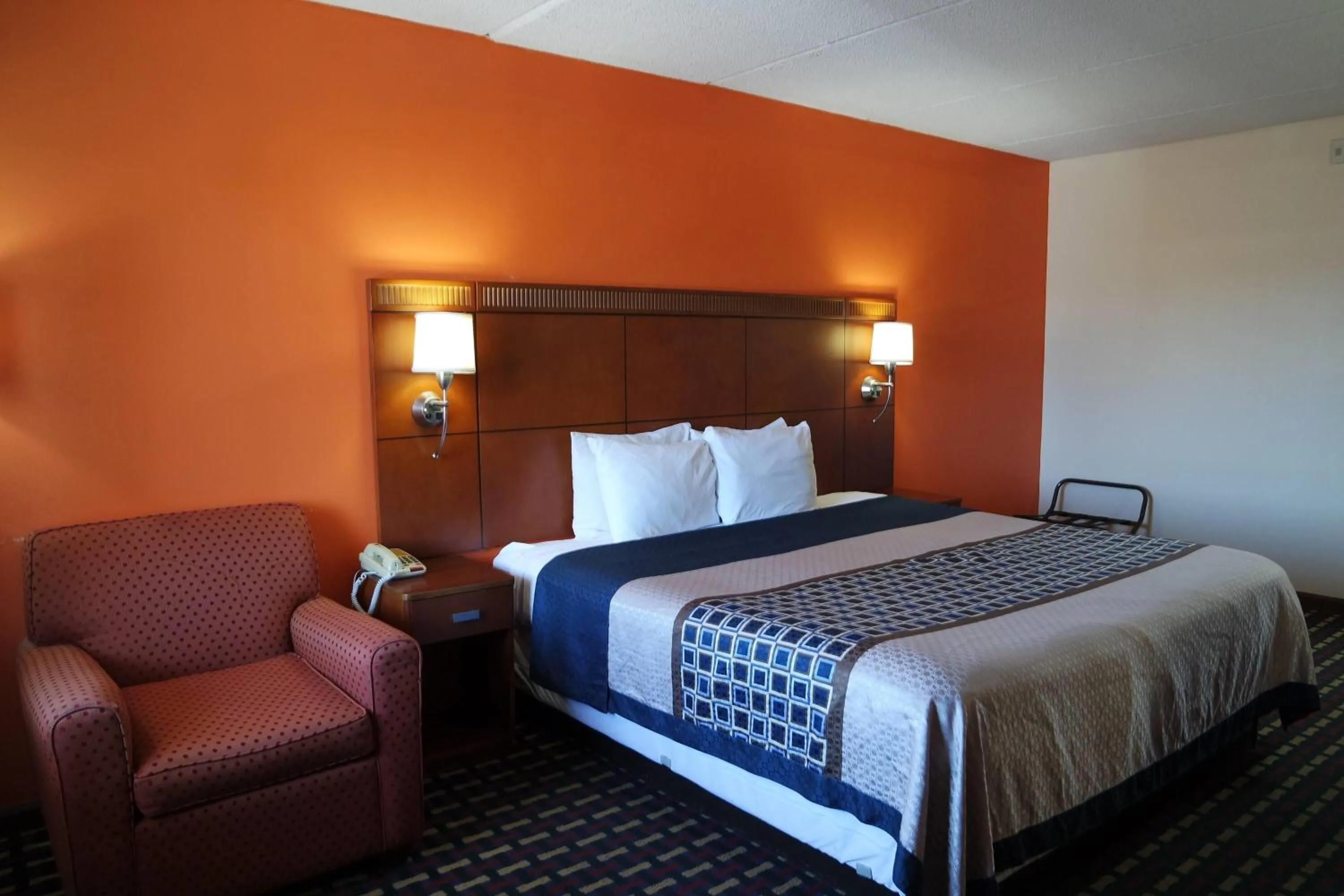 Photo of the whole room, Bed in Howard Johnson by Wyndham Perry GA