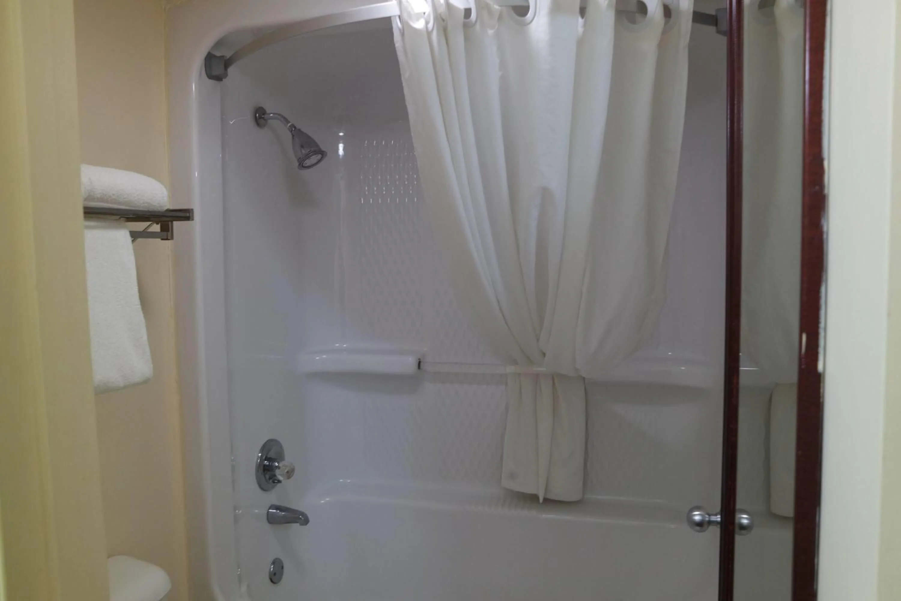 Bathroom in Howard Johnson by Wyndham Perry GA