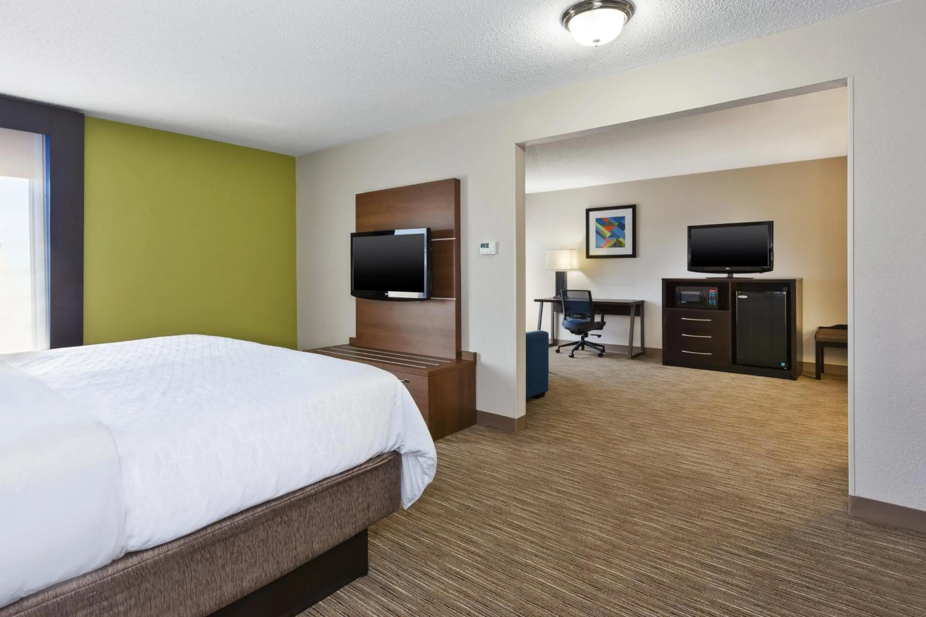 Photo of the whole room, Bed in Holiday Inn Express Chillicothe East by IHG