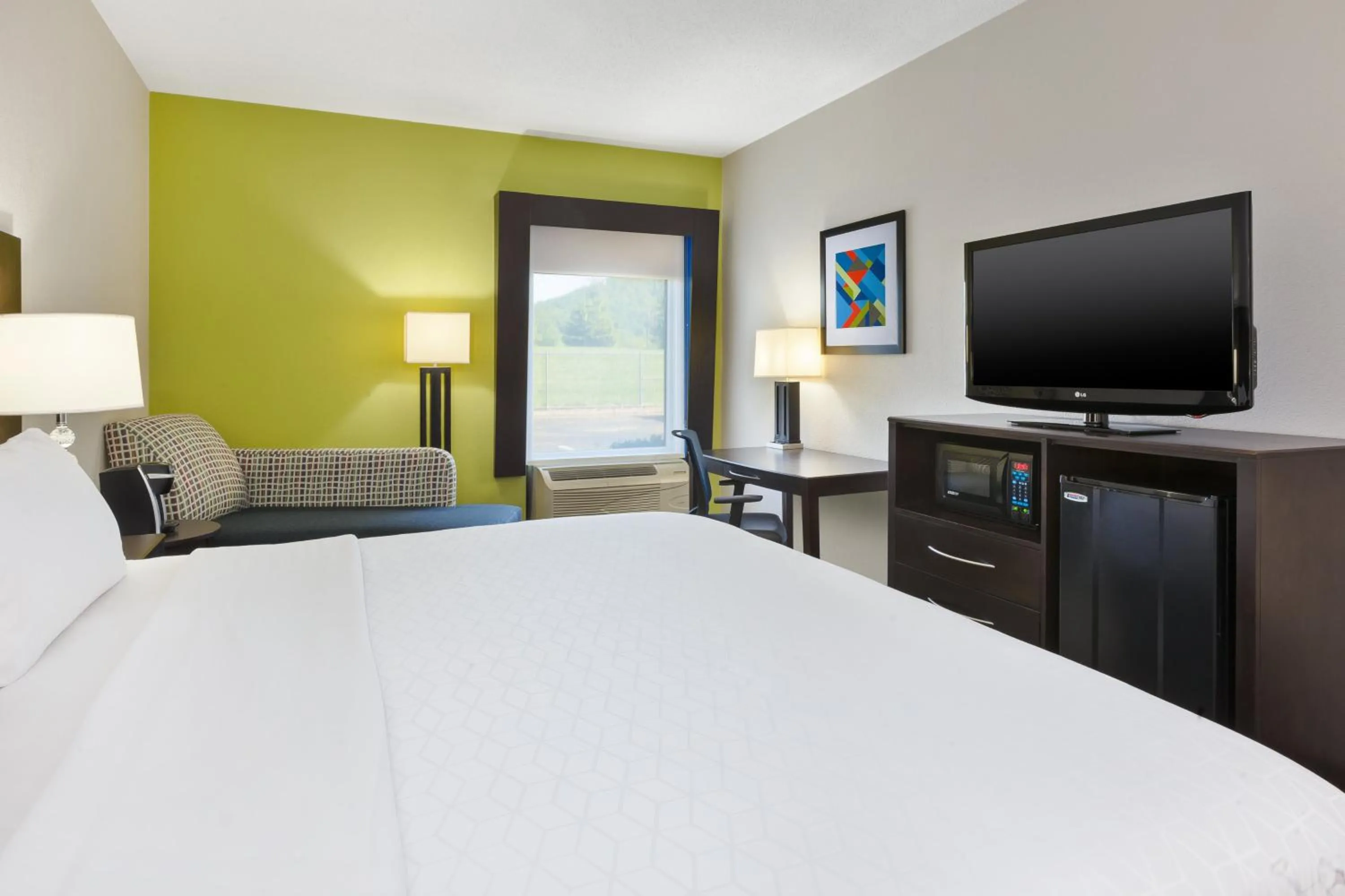 Photo of the whole room, Bed in Holiday Inn Express Chillicothe East by IHG