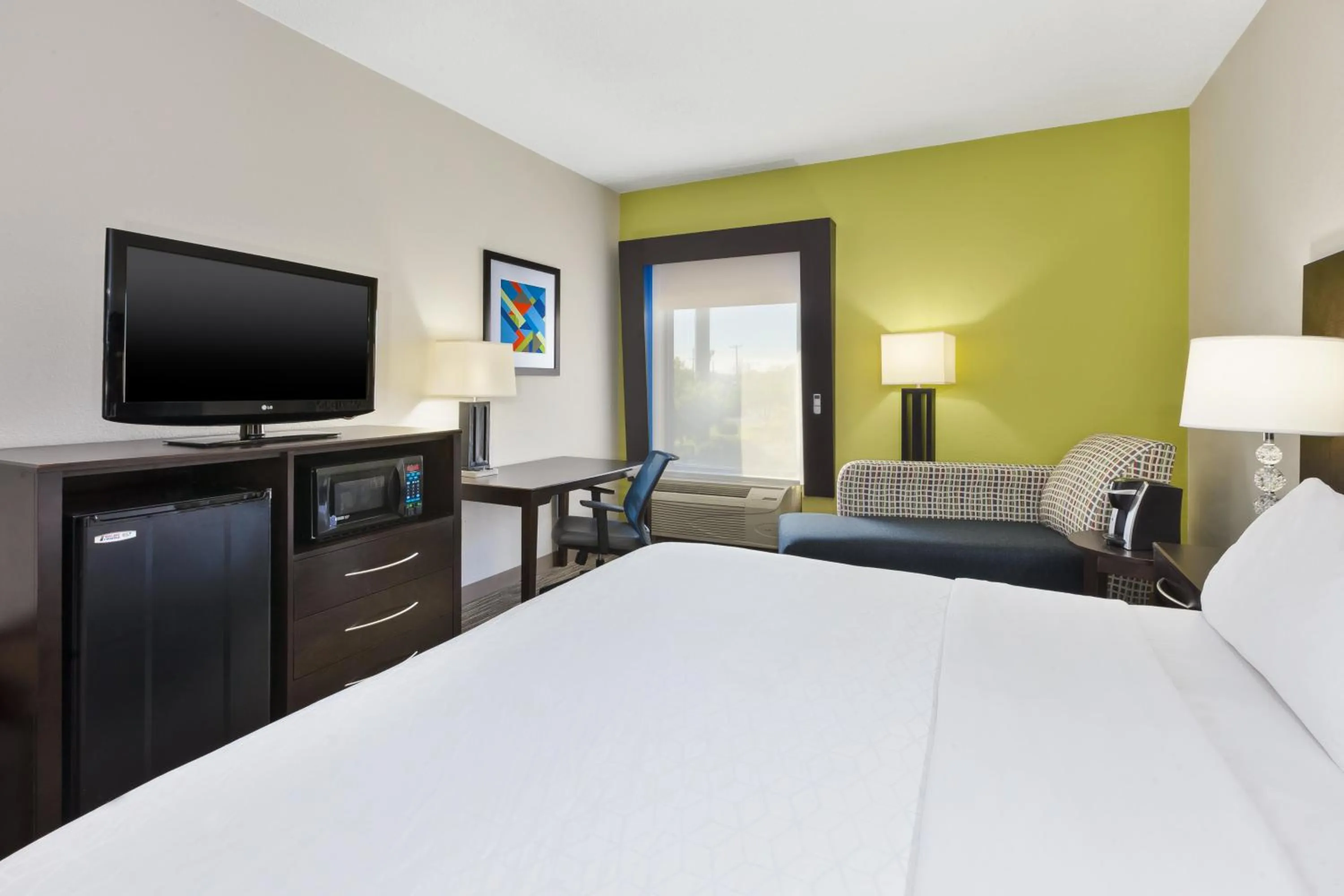 Photo of the whole room, Bed in Holiday Inn Express Chillicothe East by IHG