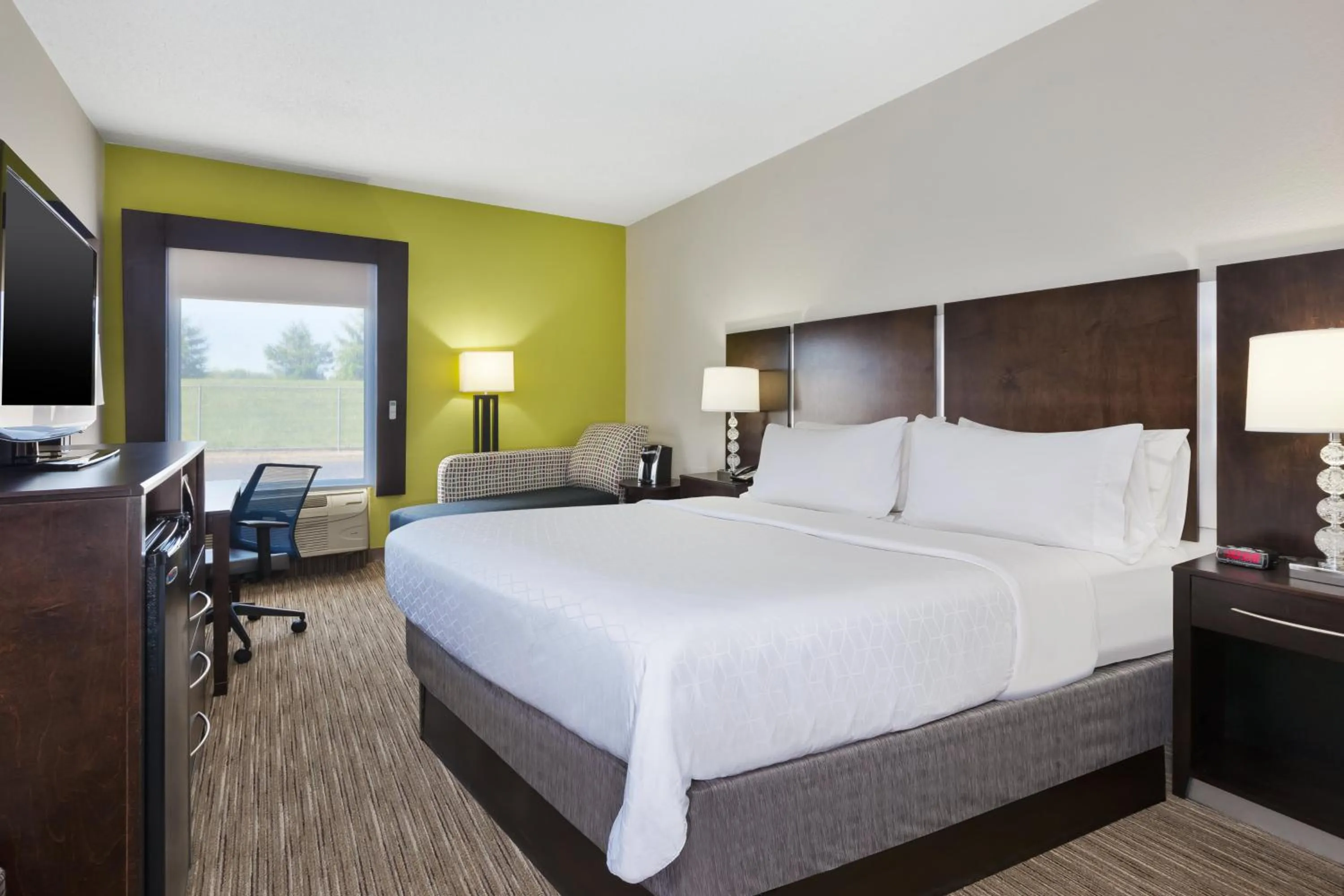 Photo of the whole room, Bed in Holiday Inn Express Chillicothe East by IHG