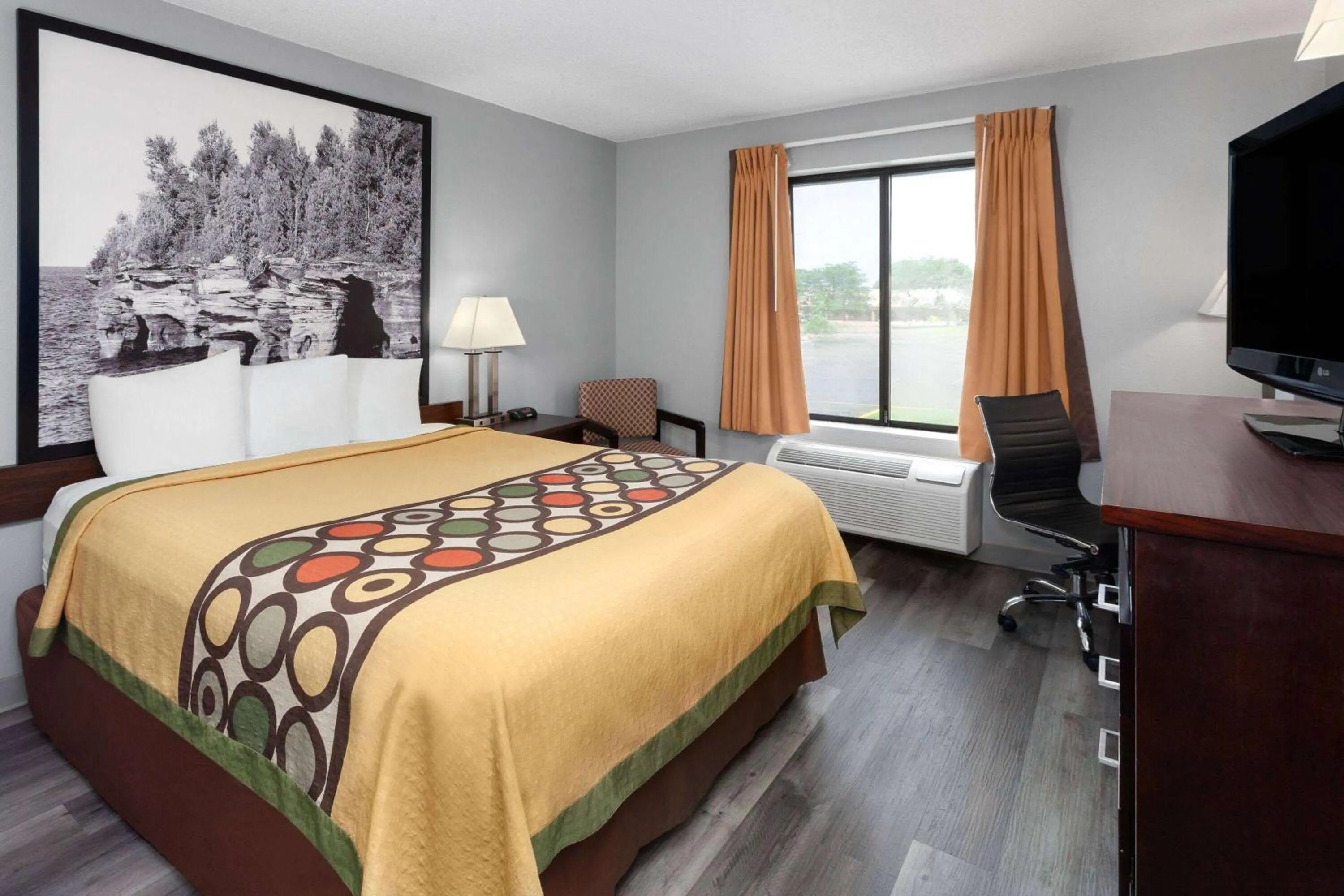 Photo of the whole room, Bed in Super 8 by Wyndham Sun Prairie/Madison E